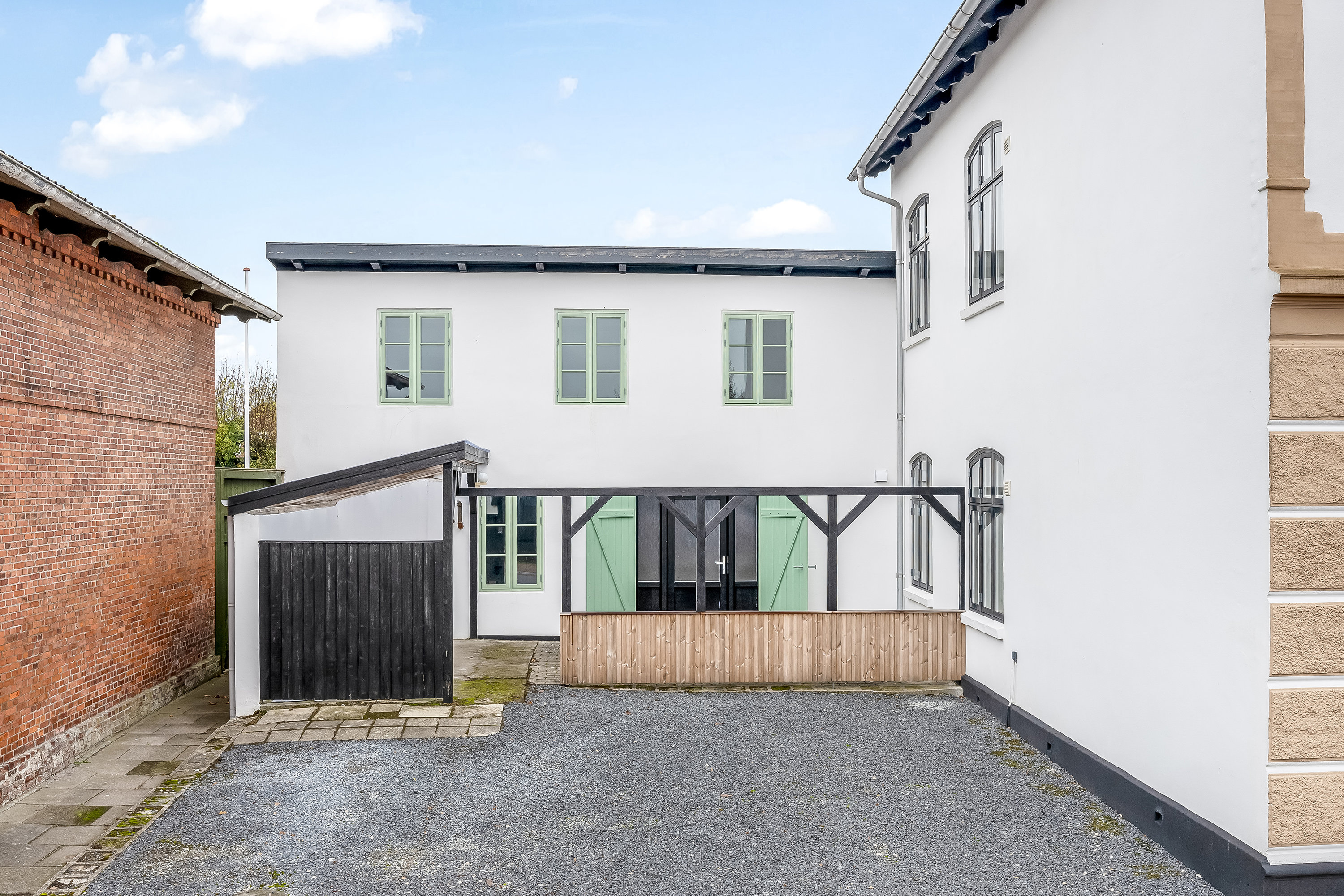 Fremhævet facade billede i fuldskærmstilstand. Billede af Ballumvej 1, 6280 Højer