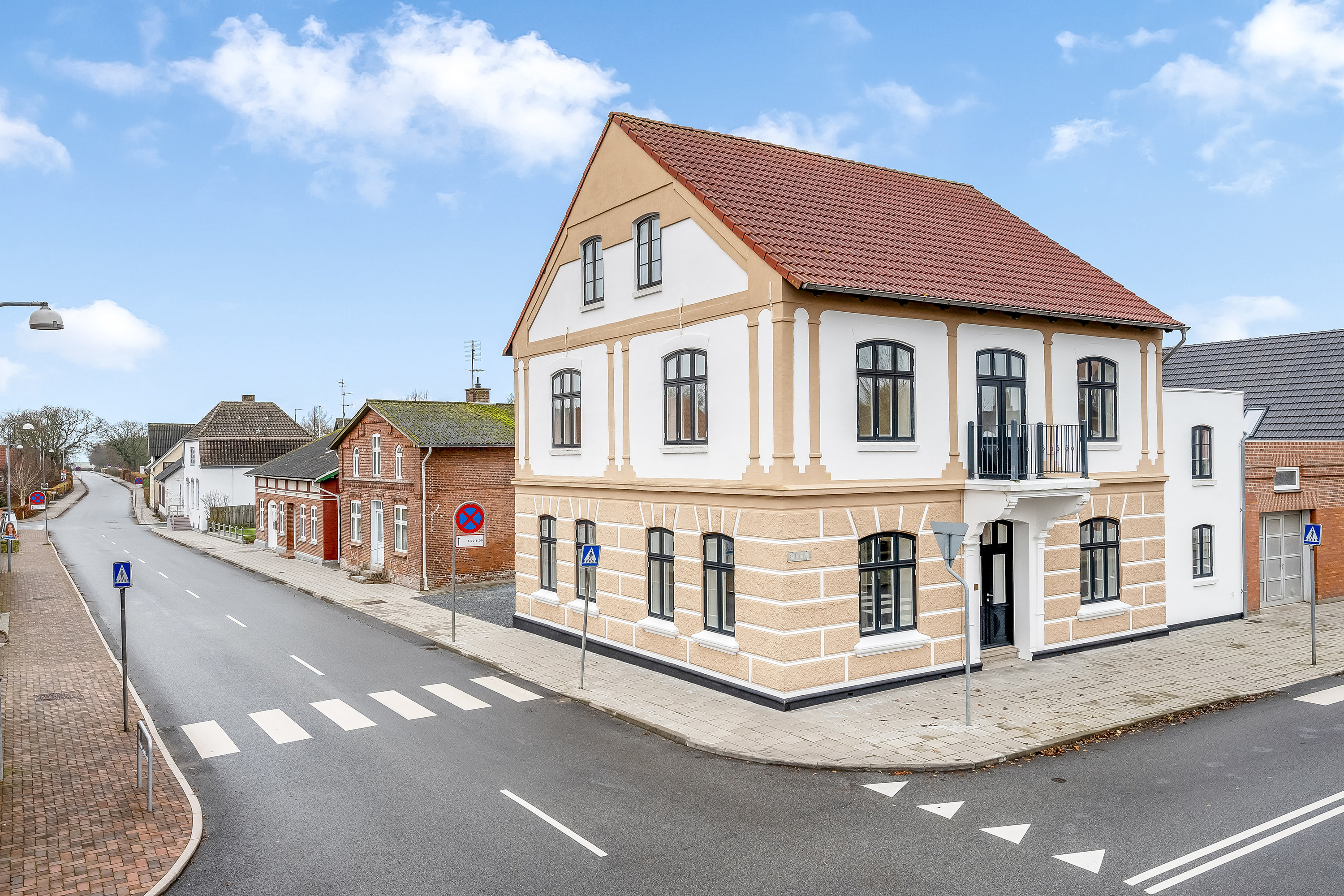 Fremhævet facade billede i fuldskærmstilstand. Billede af Ballumvej 1, 6280 Højer