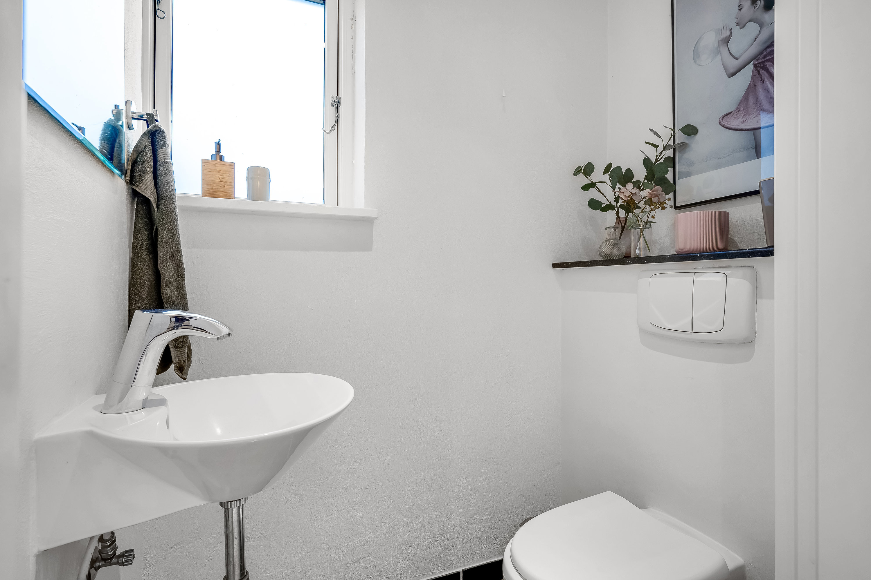 Fremhævet toilet billede i fuldskærmstilstand. Billede af Jørgensgaardvej 19, 6240 Løgumkloster