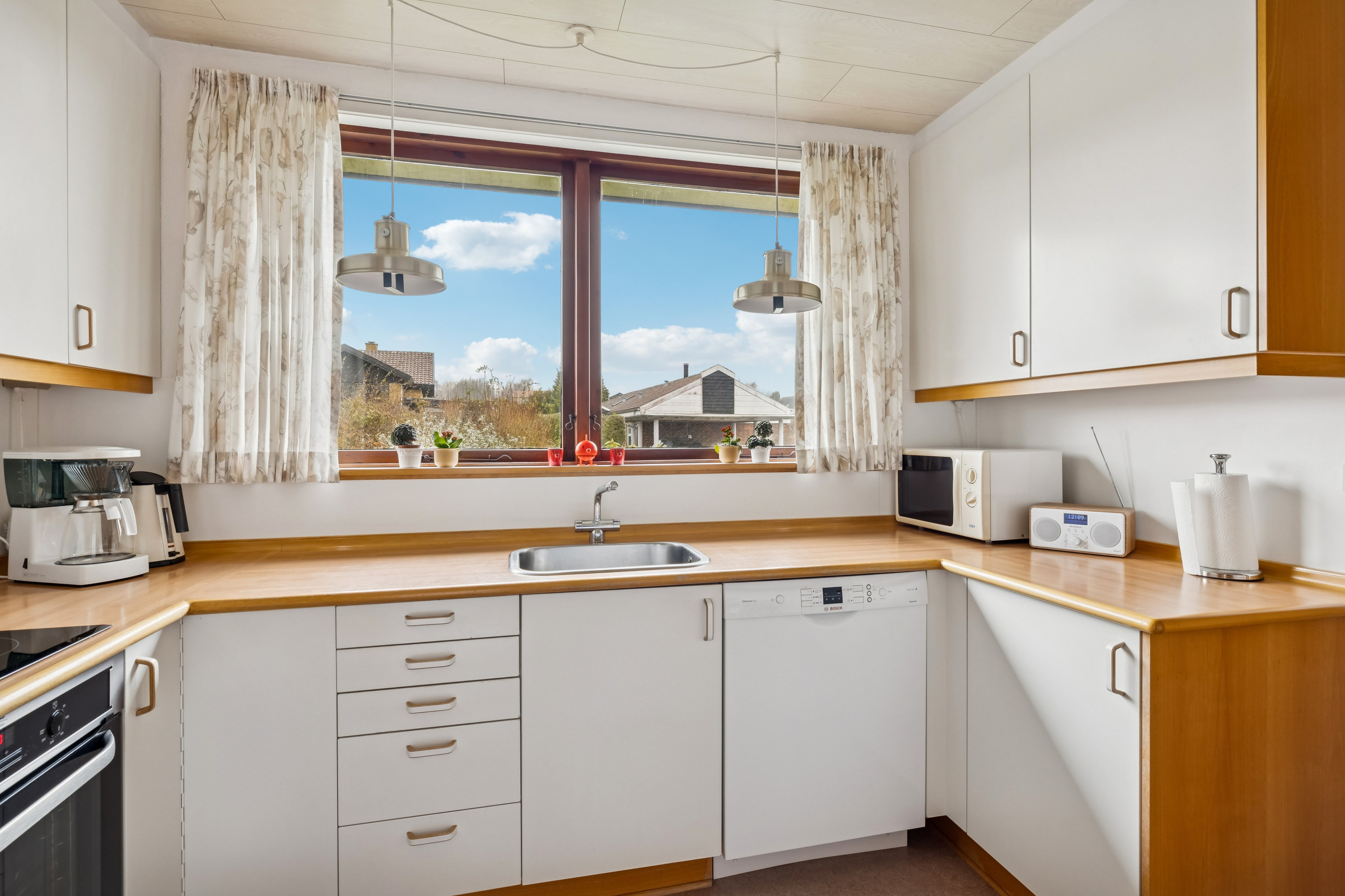 Fremhævet køkken billede i fuldskærmstilstand. Billede af Rosenhøjvej 21, Ugelbølle, 8410 Rønde