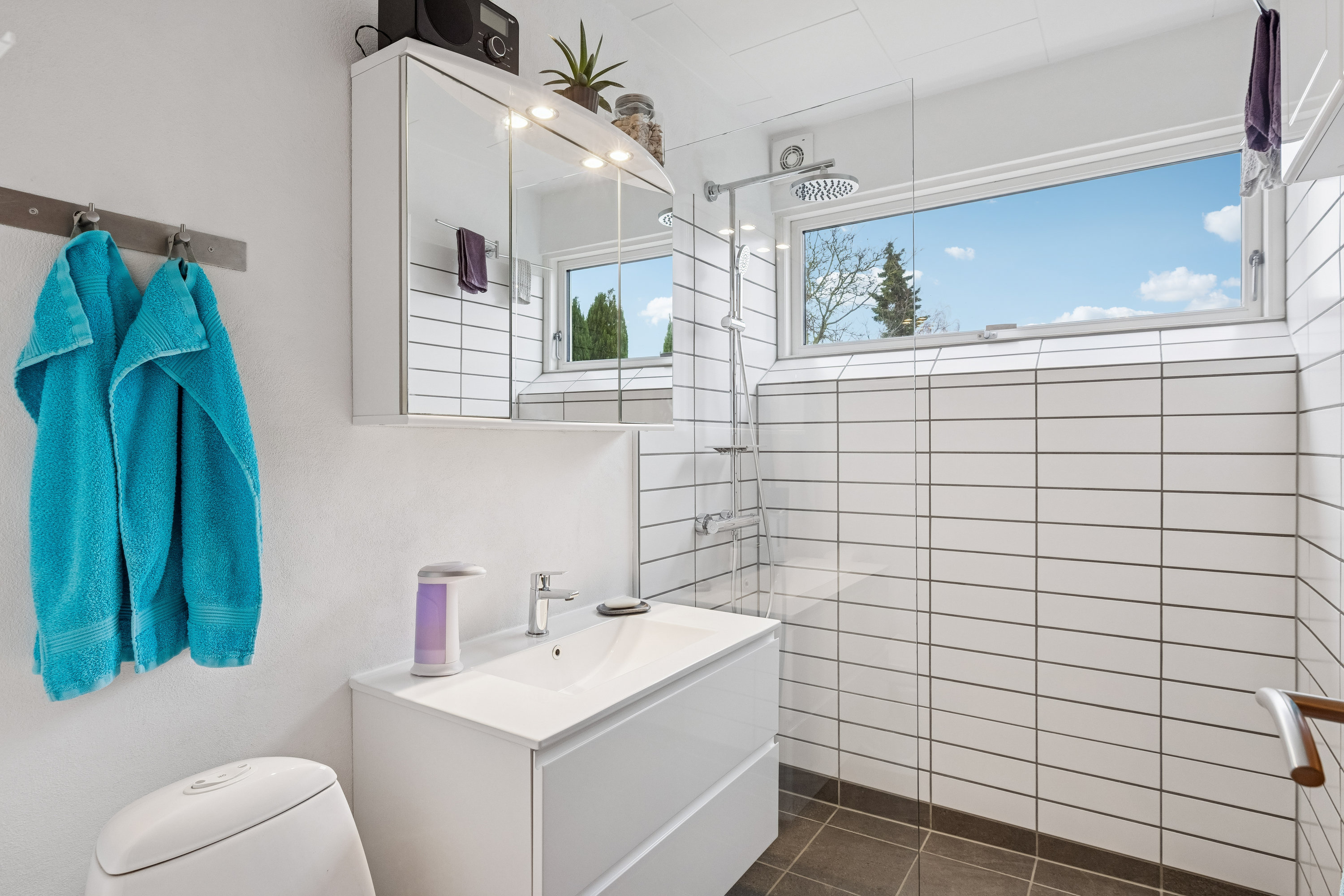 Fremhævet badeværelse billede i fuldskærmstilstand. Billede af I.P.Jacobsens Vej 12, 6400 Sønderborg