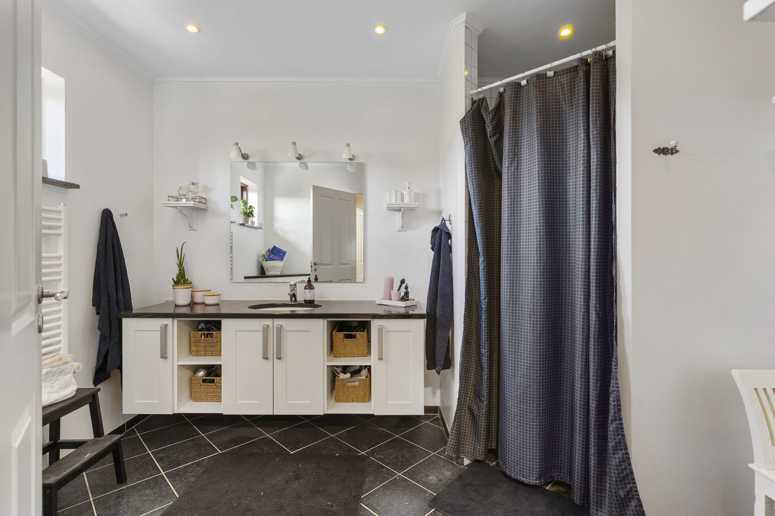 Fremhævet badeværelse billede i fuldskærmstilstand. Billede af Rugmarken 162, 9690 Fjerritslev