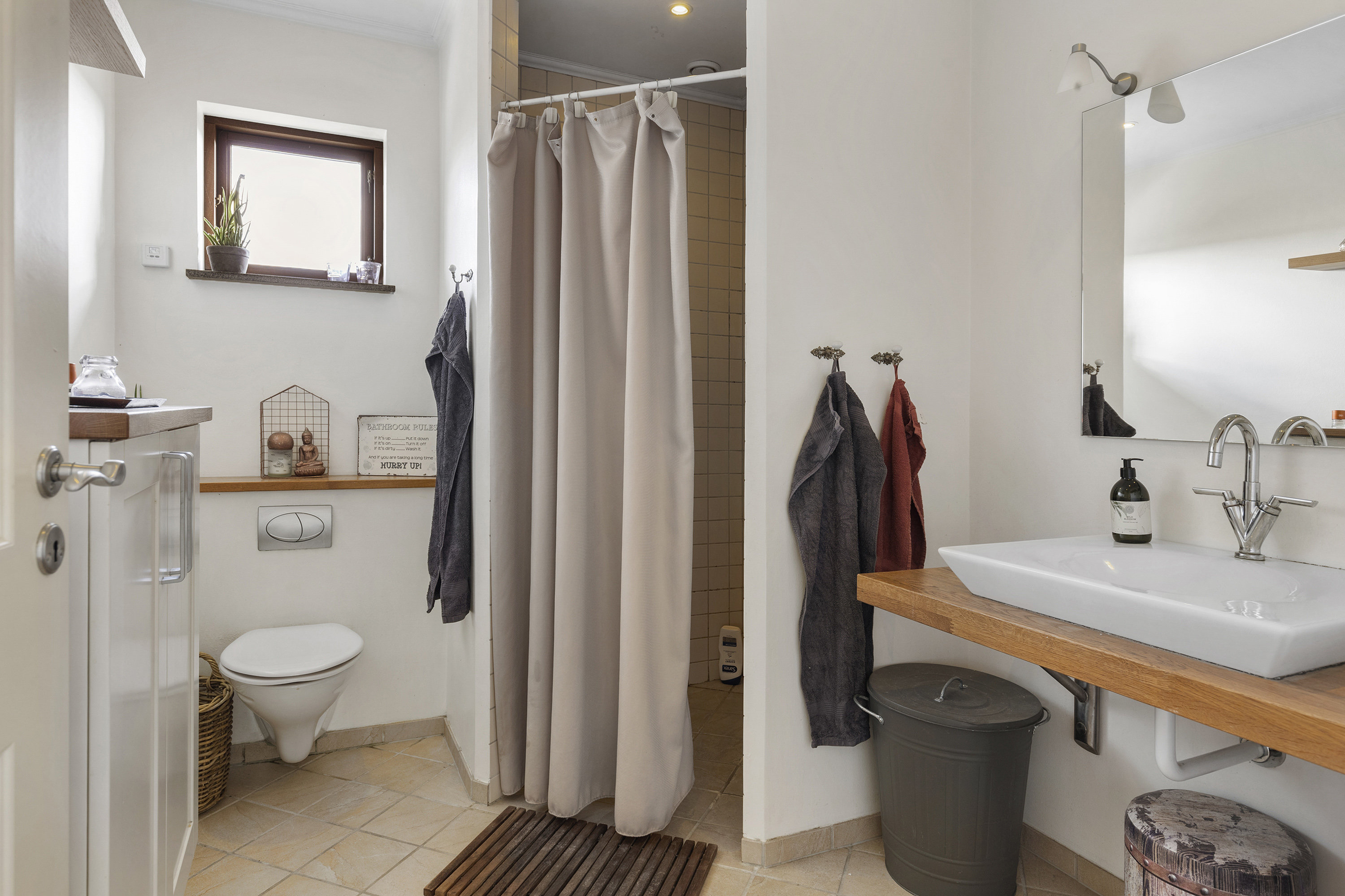 Fremhævet badeværelse billede i fuldskærmstilstand. Billede af Rugmarken 162, 9690 Fjerritslev