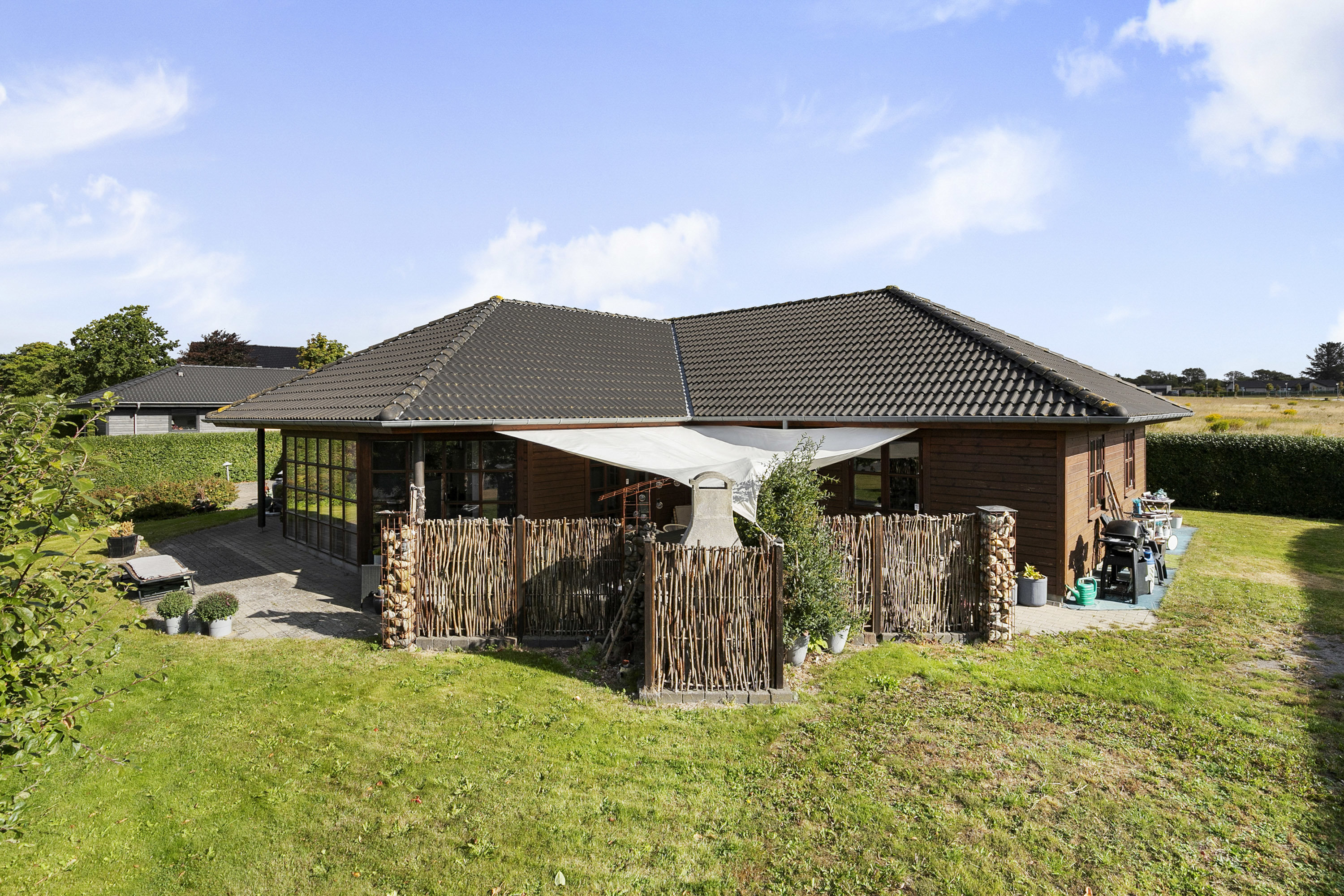 Fremhævet facade billede i fuldskærmstilstand. Billede af Rugmarken 162, 9690 Fjerritslev