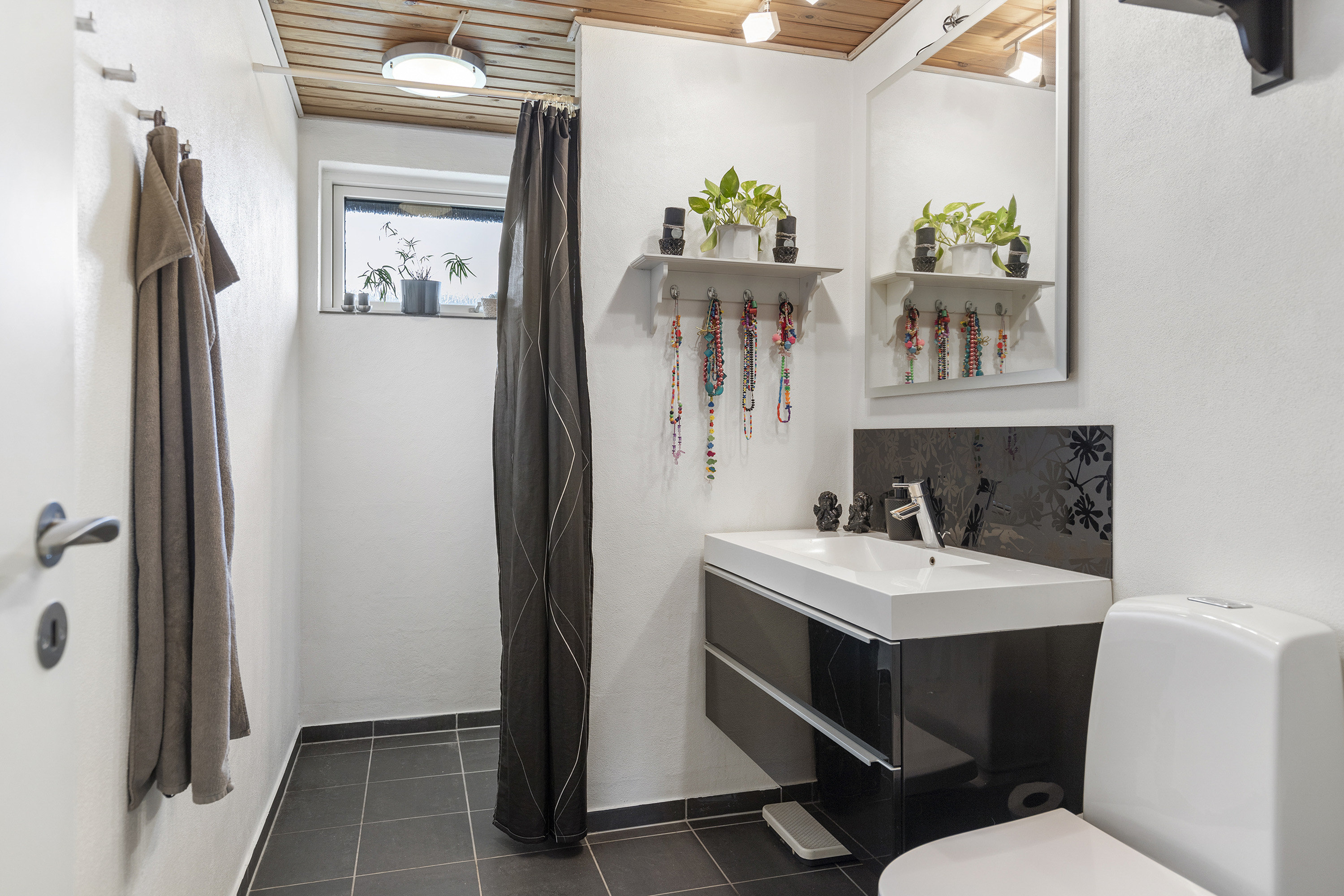 Fremhævet badeværelse billede i fuldskærmstilstand. Billede af Valmuemarken 14, 9690 Fjerritslev