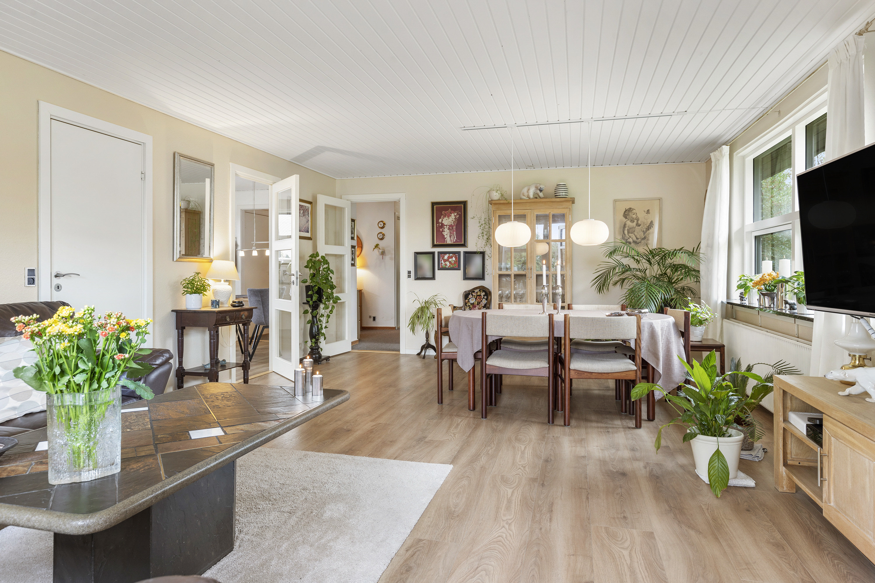 Fremhævet stue billede i fuldskærmstilstand. Billede af Valmuemarken 14, 9690 Fjerritslev