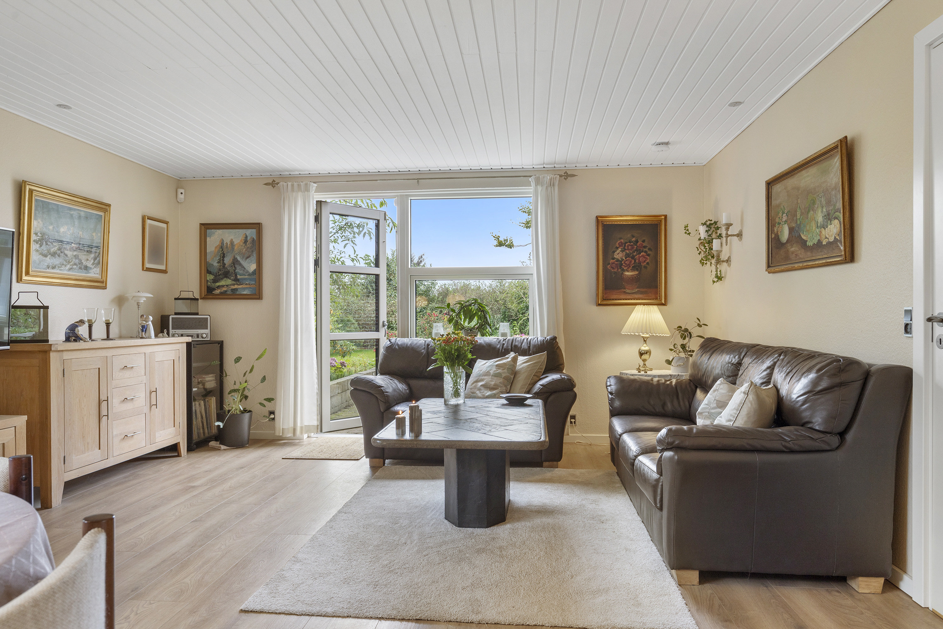 Fremhævet stue billede i fuldskærmstilstand. Billede af Valmuemarken 14, 9690 Fjerritslev