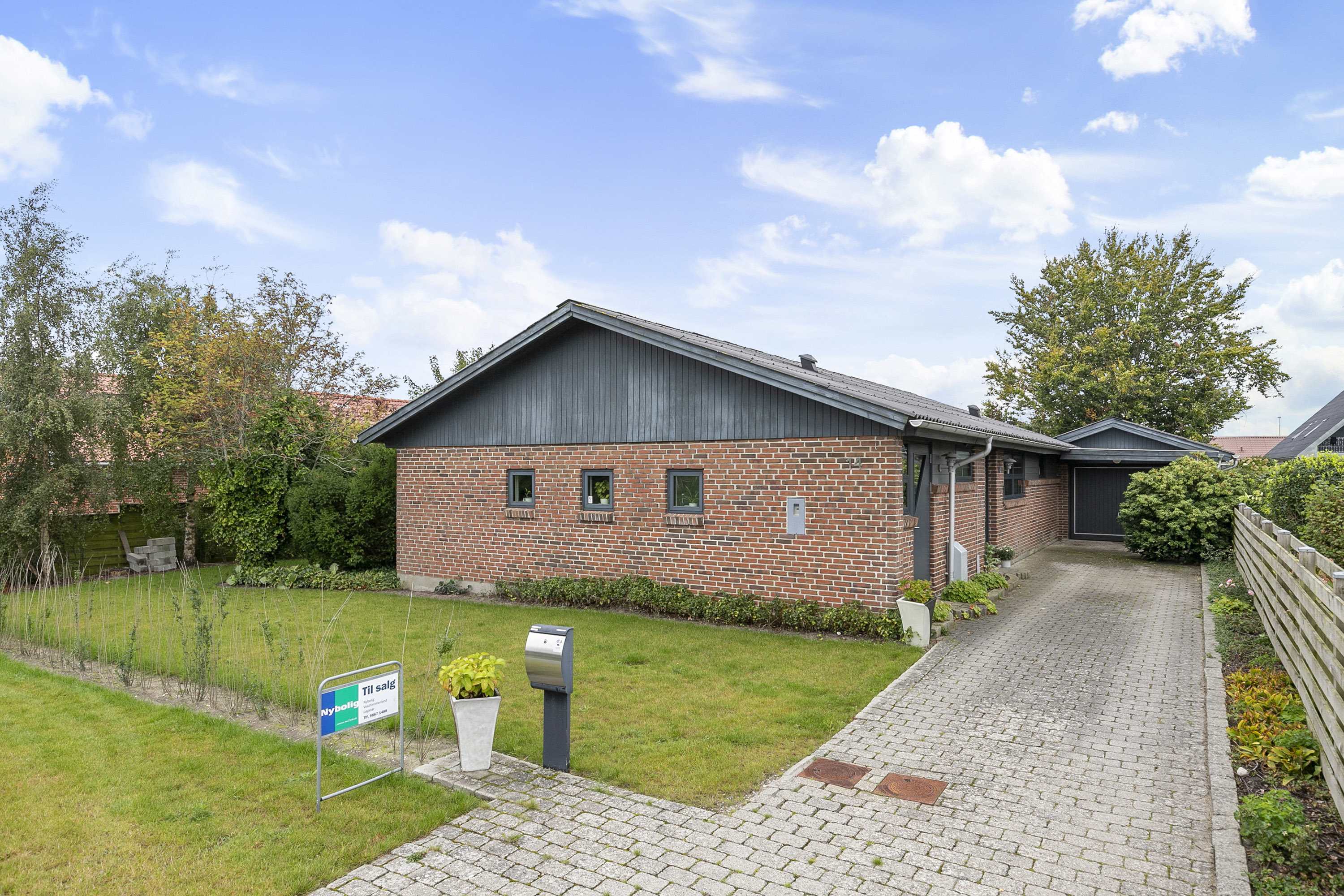 Fremhævet facade billede i fuldskærmstilstand. Billede af Valmuemarken 14, 9690 Fjerritslev