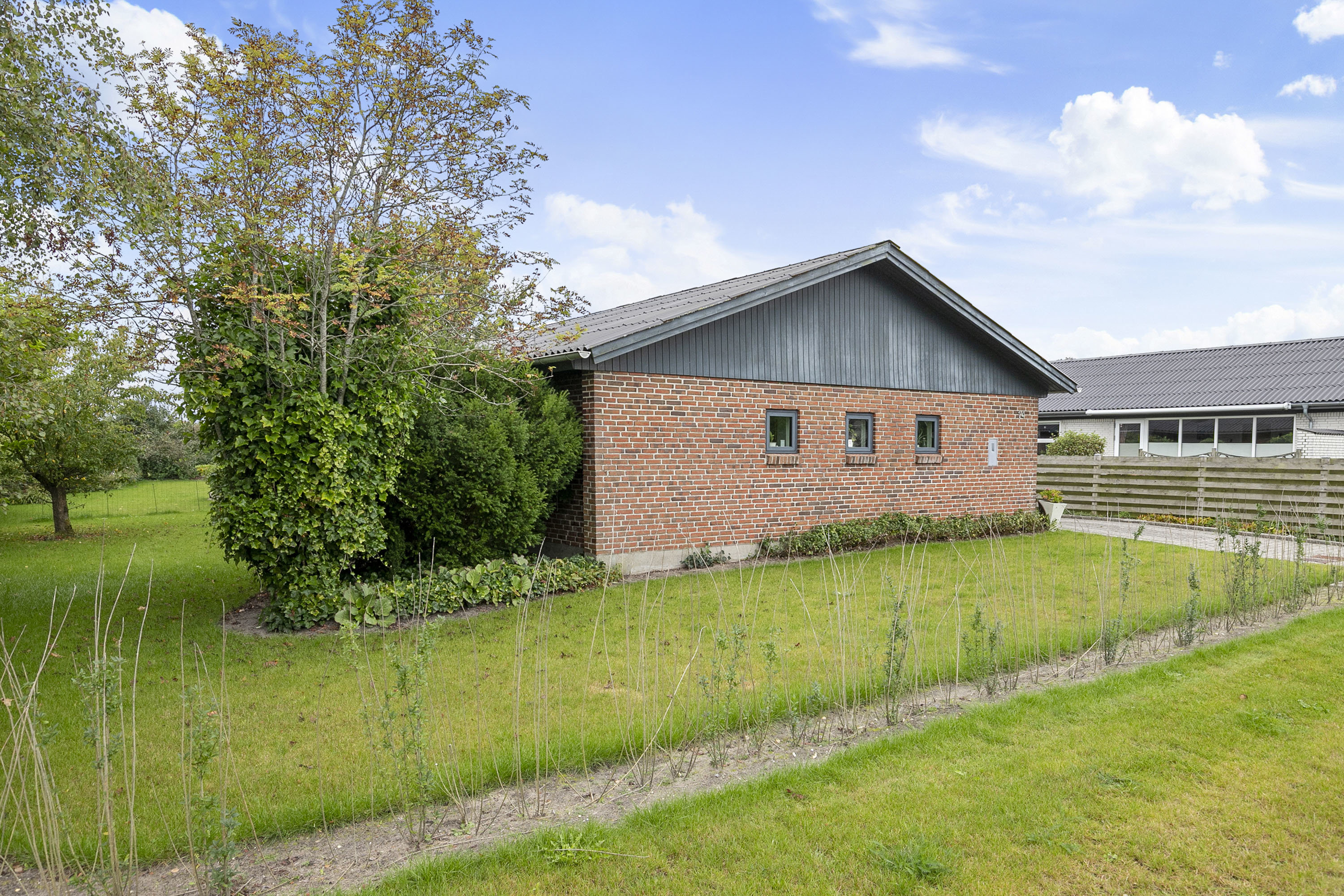 Fremhævet facade billede i fuldskærmstilstand. Billede af Valmuemarken 14, 9690 Fjerritslev