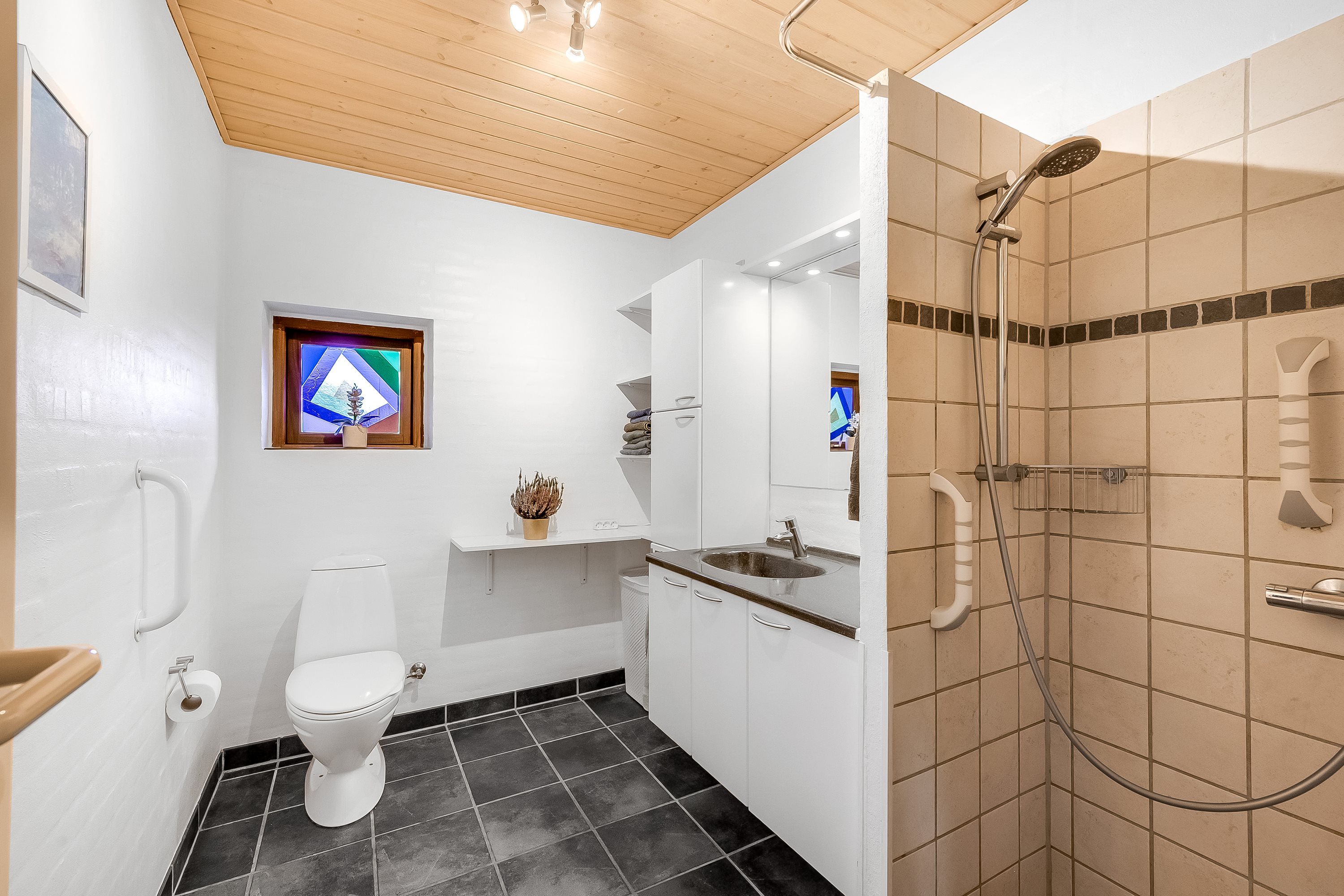 Fremhævet badeværelse billede i fuldskærmstilstand. Billede af Torstedvej 96, 6980 Tim