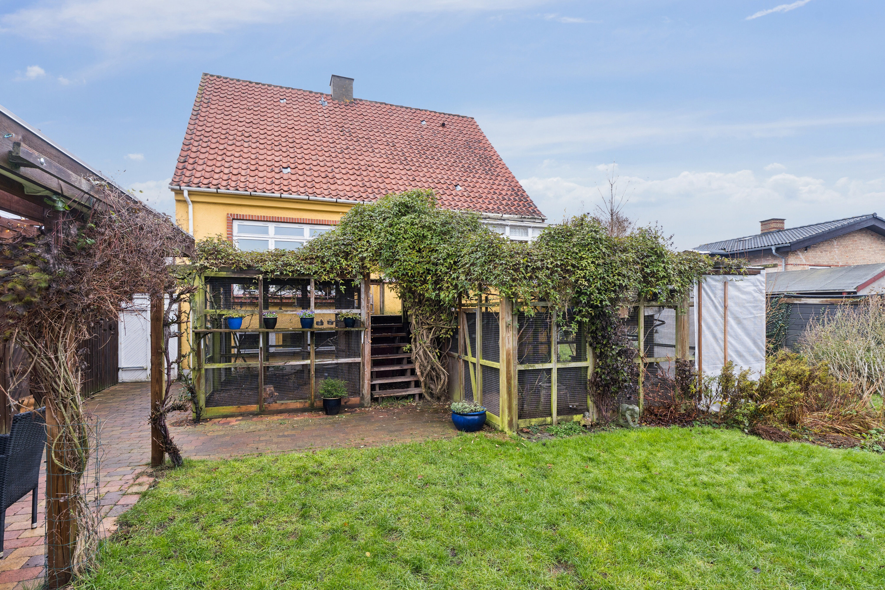 Fremhævet set fra haven billede i fuldskærmstilstand. Billede af Doktor Willesvej 3, 2650 Hvidovre