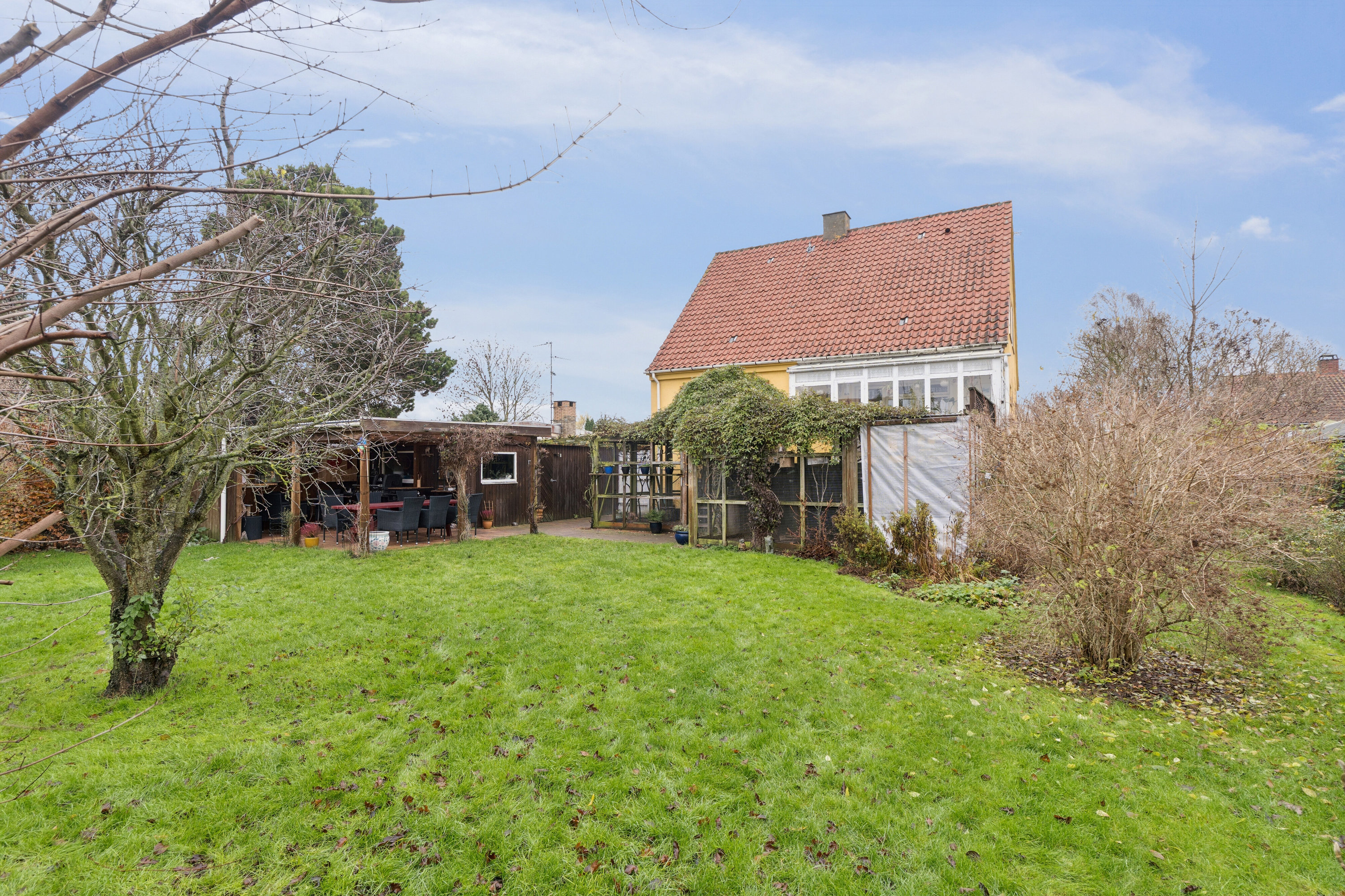 Fremhævet set fra haven billede i fuldskærmstilstand. Billede af Doktor Willesvej 3, 2650 Hvidovre