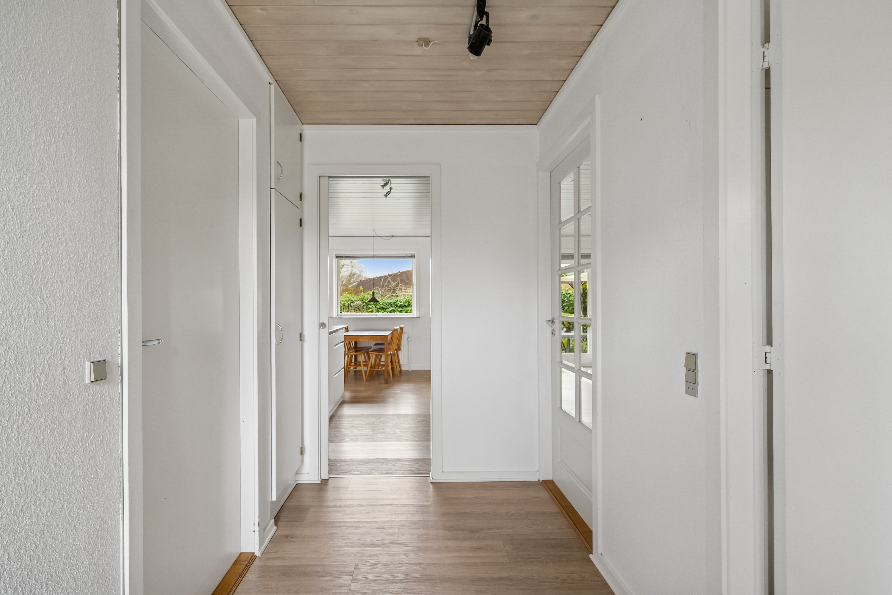 Fremhævet gang billede i fuldskærmstilstand. Billede af Egå Strandvej 2H, 8250 Egå