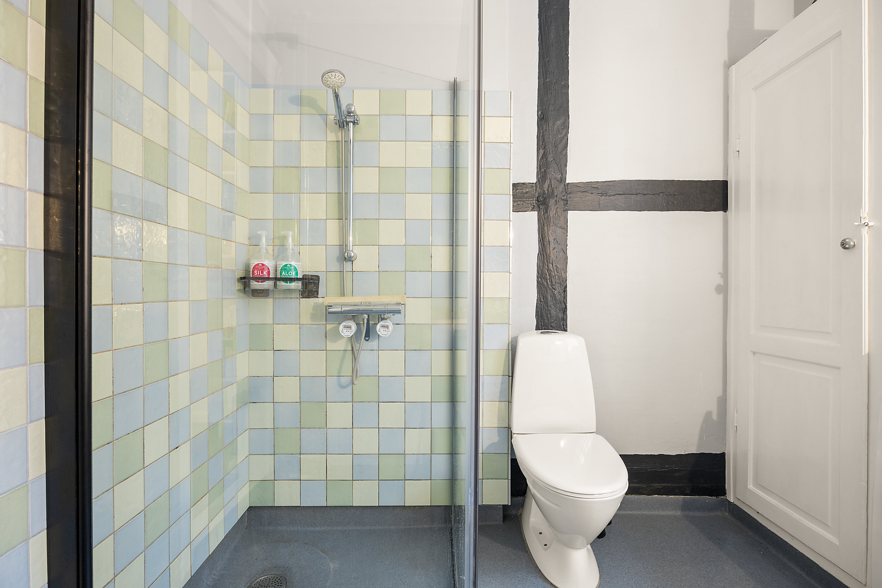 Fremhævet badeværelse billede i fuldskærmstilstand. Billede af Gammel Mønt 19, 1., 1117 København K