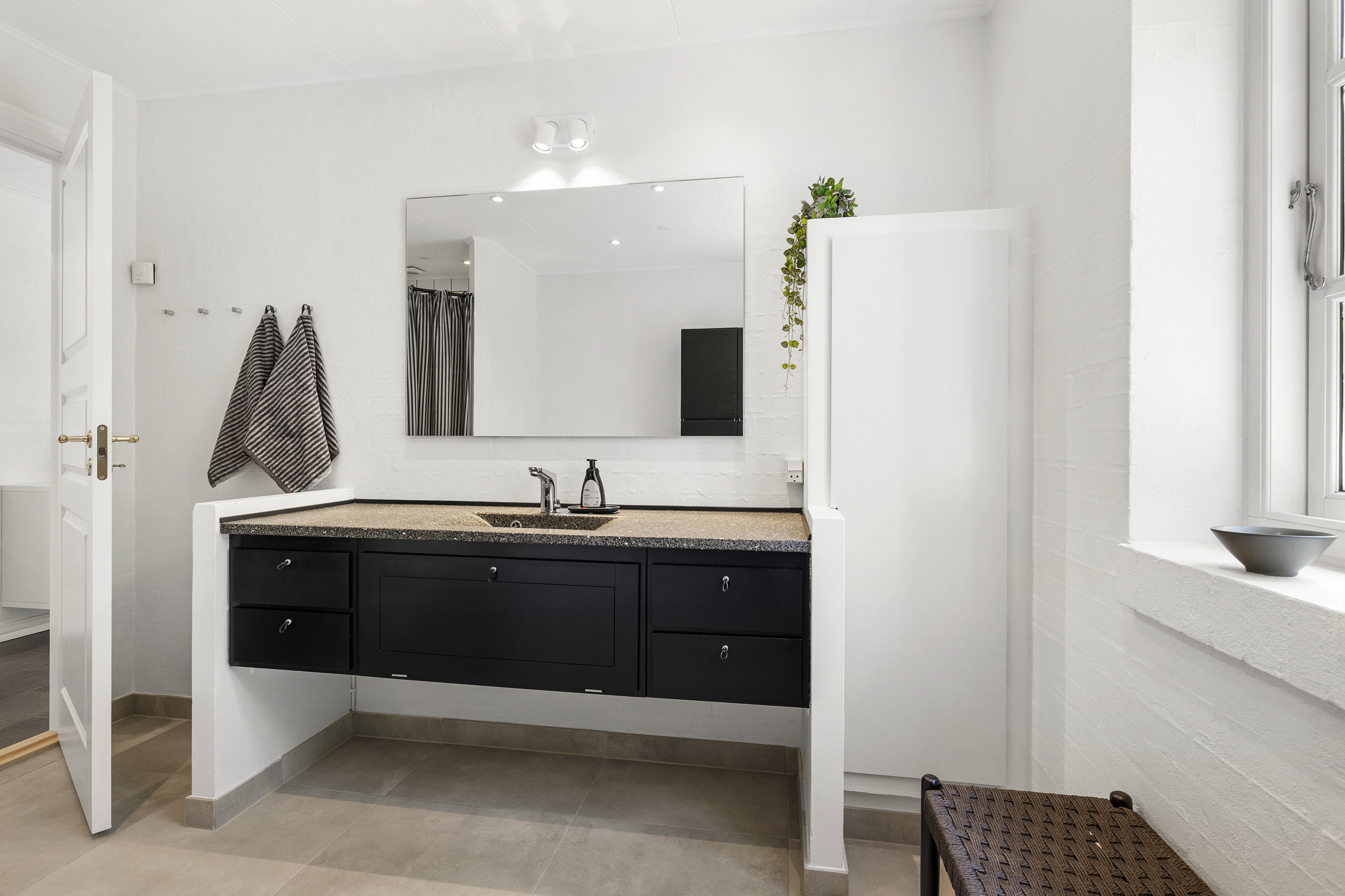 Fremhævet badeværelse billede i fuldskærmstilstand. Billede af Vangvejen 8, Trekroner, 9690 Fjerritslev