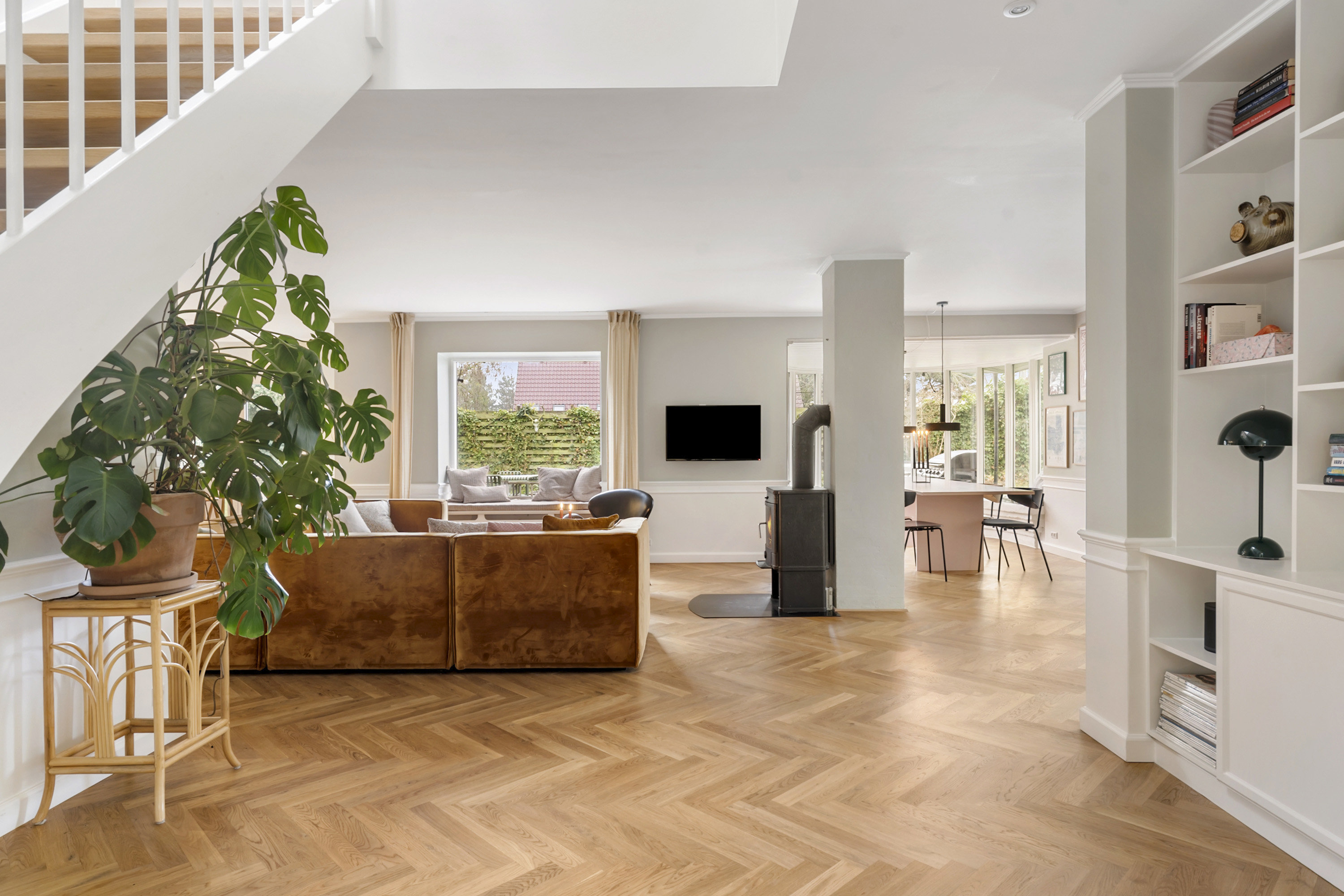 Miniaturebillede 2: stue. Billede af Rønnebækengen 1, 2660 Brøndby Strand