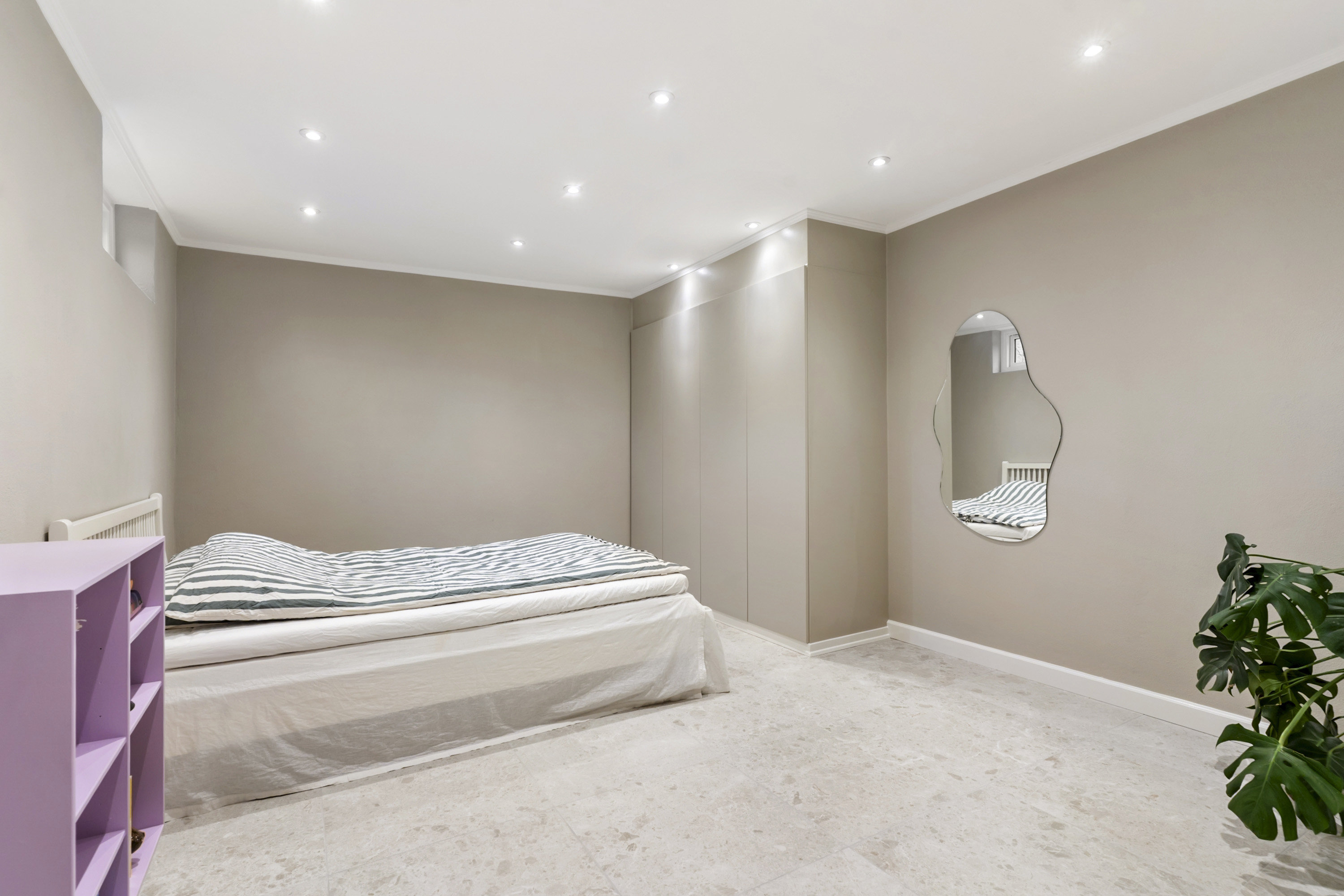 Fremhævet soveværelse billede i fuldskærmstilstand. Billede af Rønnebækengen 1, 2660 Brøndby Strand