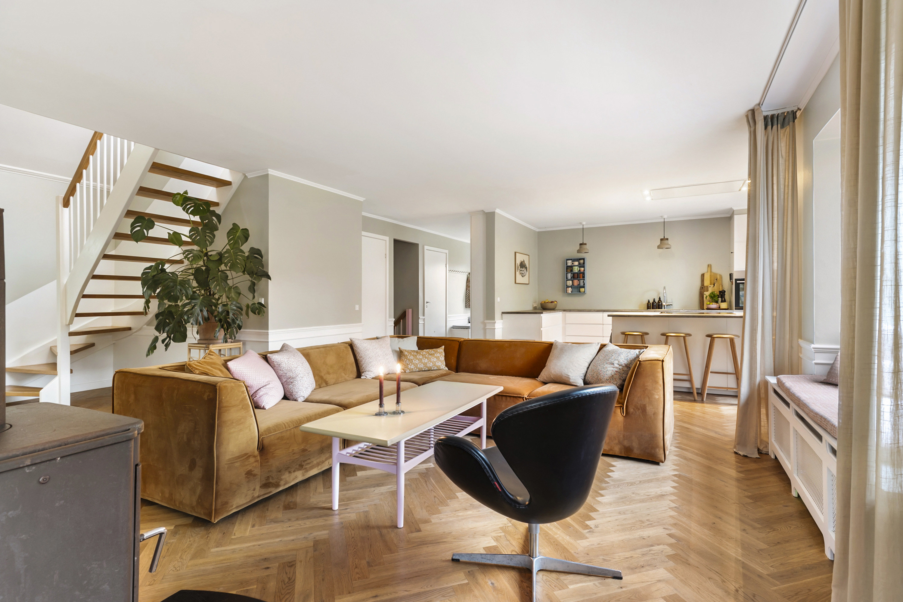 Fremhævet stue billede i fuldskærmstilstand. Billede af Rønnebækengen 1, 2660 Brøndby Strand