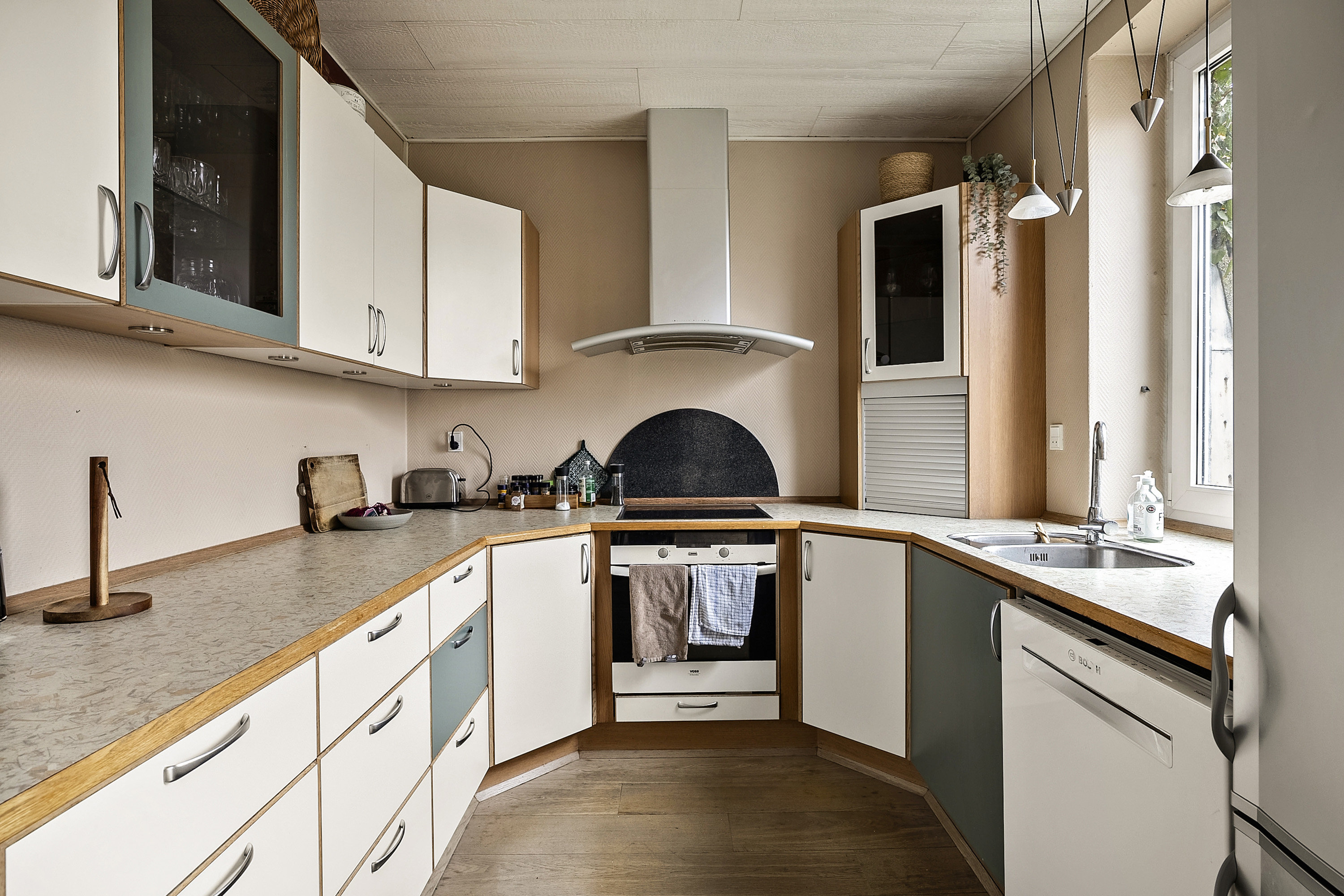 Fremhævet 1. sal køkken billede i fuldskærmstilstand. Billede af Strandvej 32, 4220 Korsør