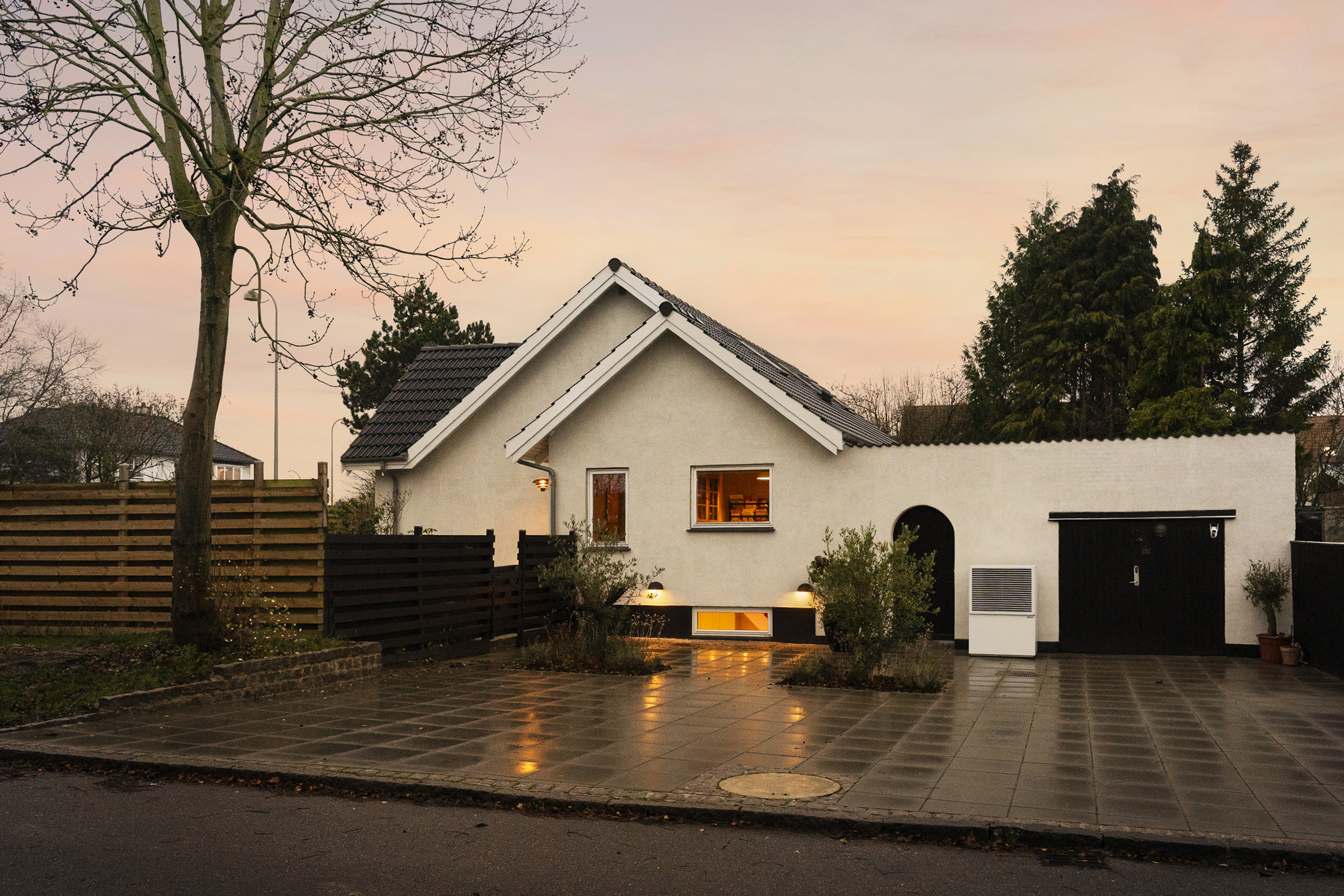 Fremhævet ejendommen billede i fuldskærmstilstand. Billede af Rønnebækengen 1, 2660 Brøndby Strand