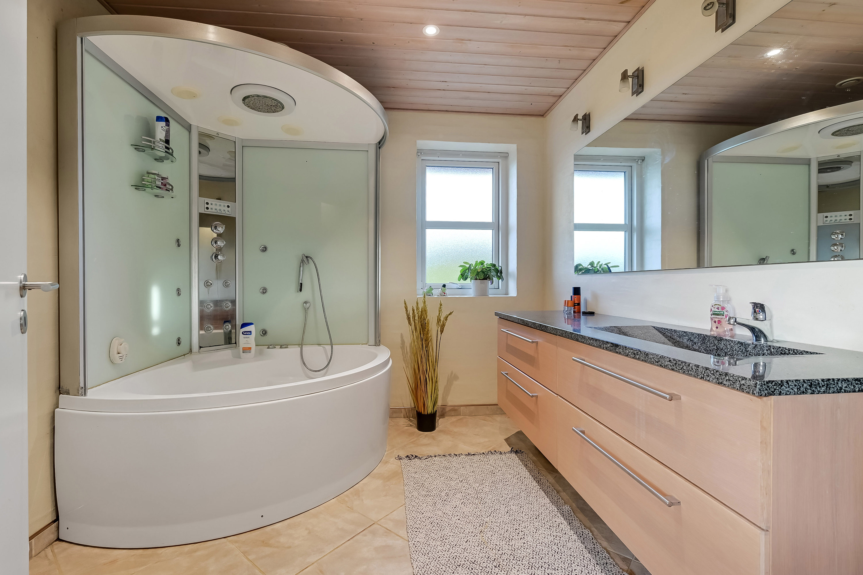 Fremhævet badeværelse billede i fuldskærmstilstand. Billede af Strandbjerggårdparken 3, 7600 Struer