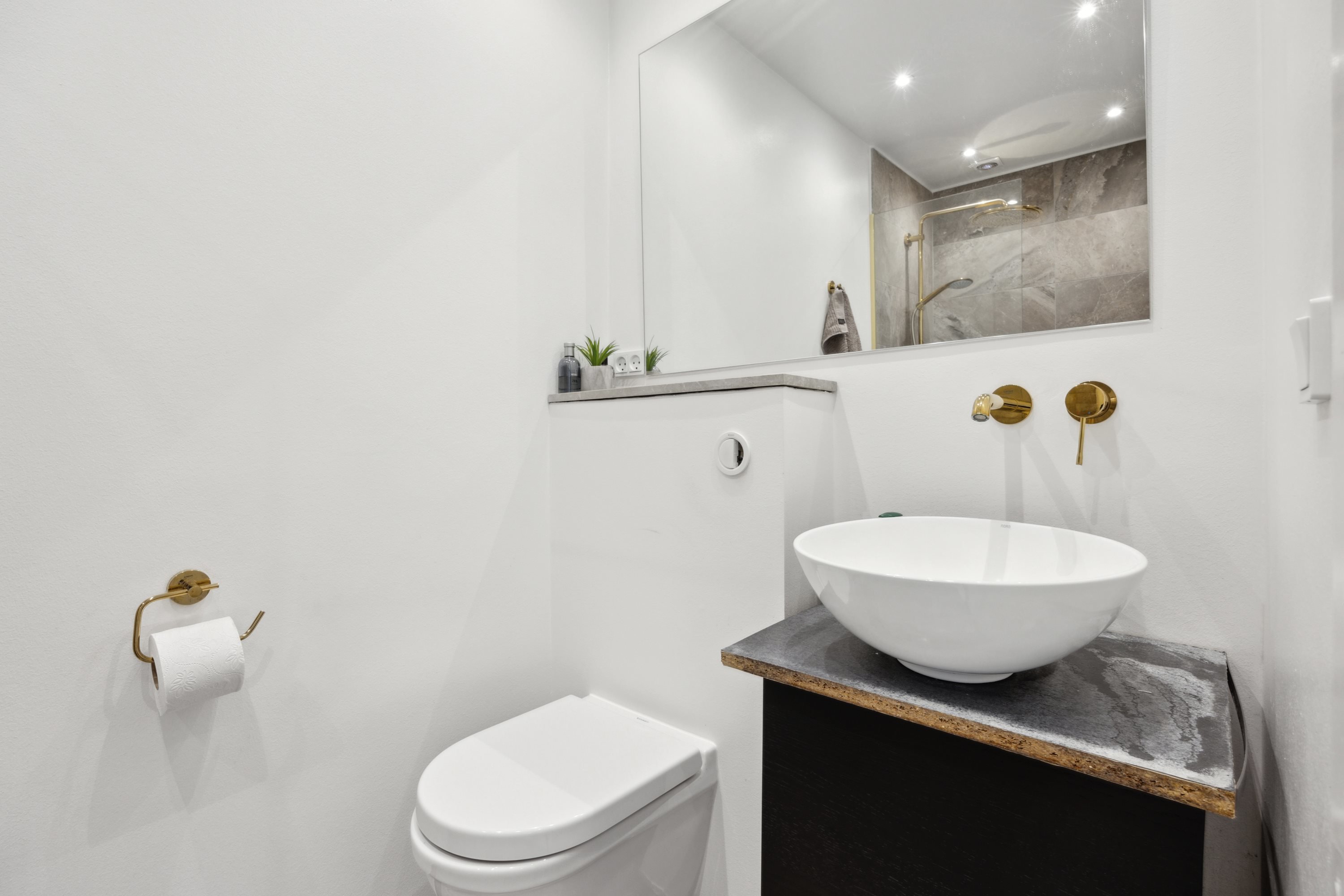 Fremhævet badeværelse billede i fuldskærmstilstand. Billede af Krogager 3, 2670 Greve