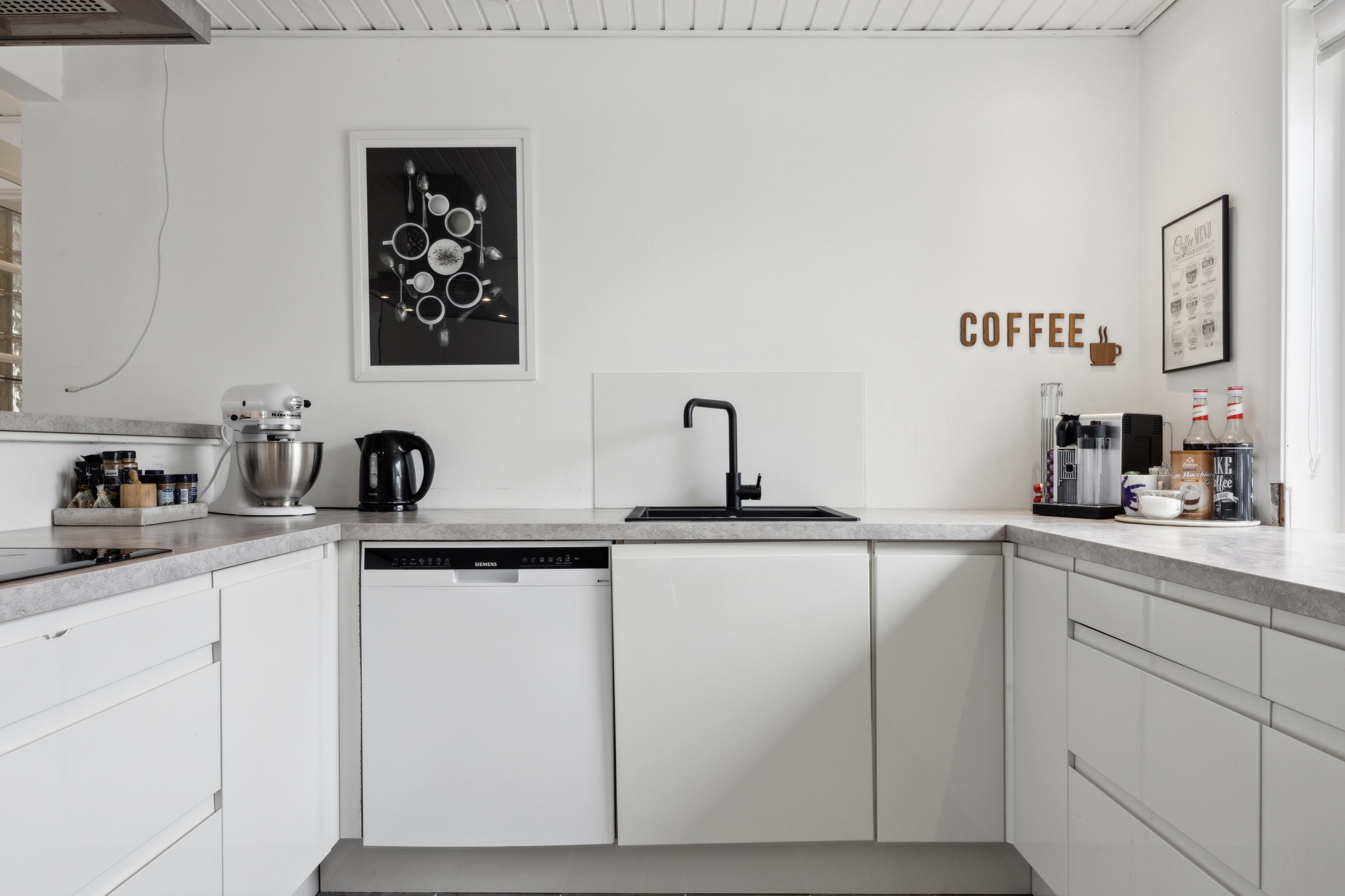 Fremhævet køkken billede i fuldskærmstilstand. Billede af Krogager 3, 2670 Greve