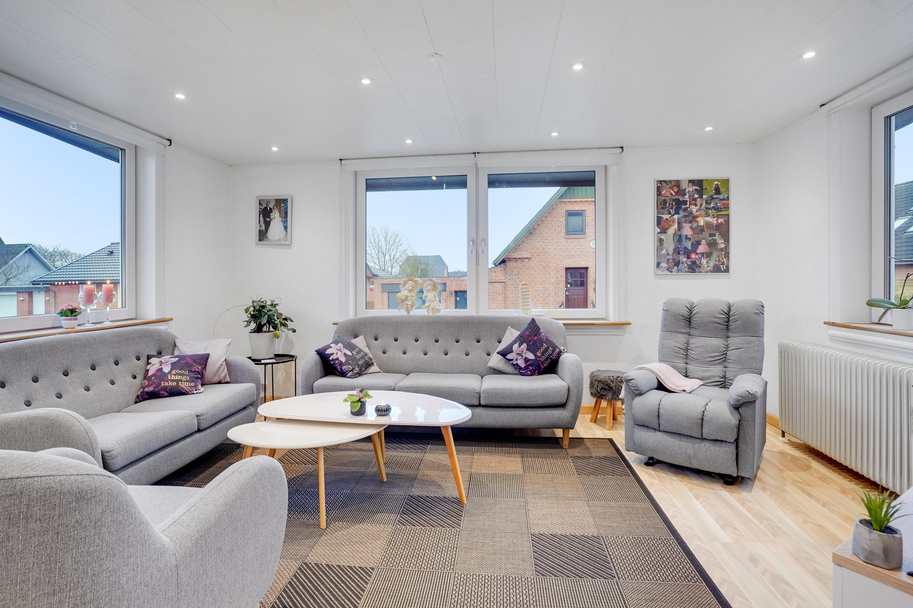 Fremhævet stue billede i fuldskærmstilstand. Billede af Rosenvængets Alle 21, 9700 Brønderslev