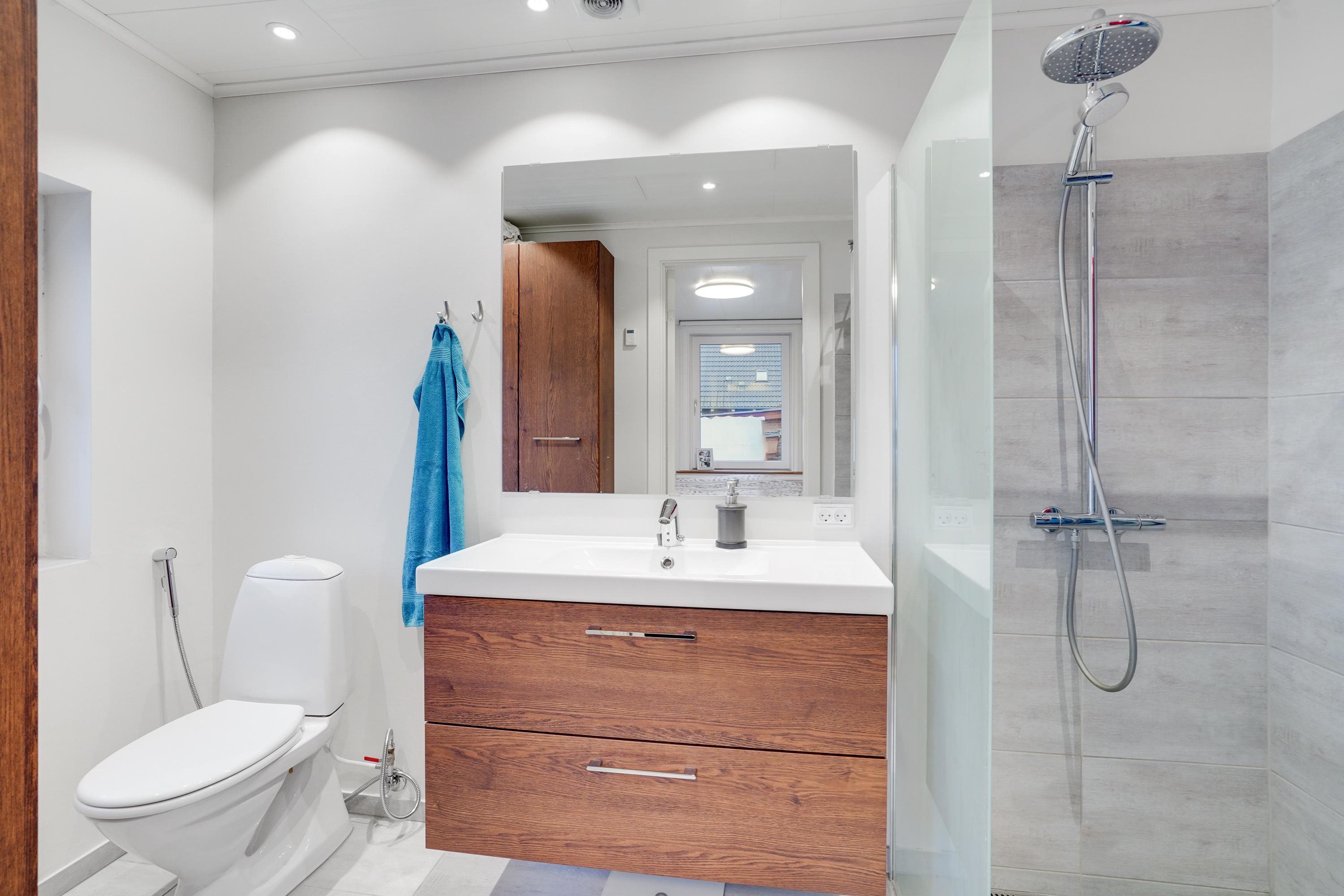 Fremhævet badeværelse billede i fuldskærmstilstand. Billede af Rosenvængets Alle 21, 9700 Brønderslev