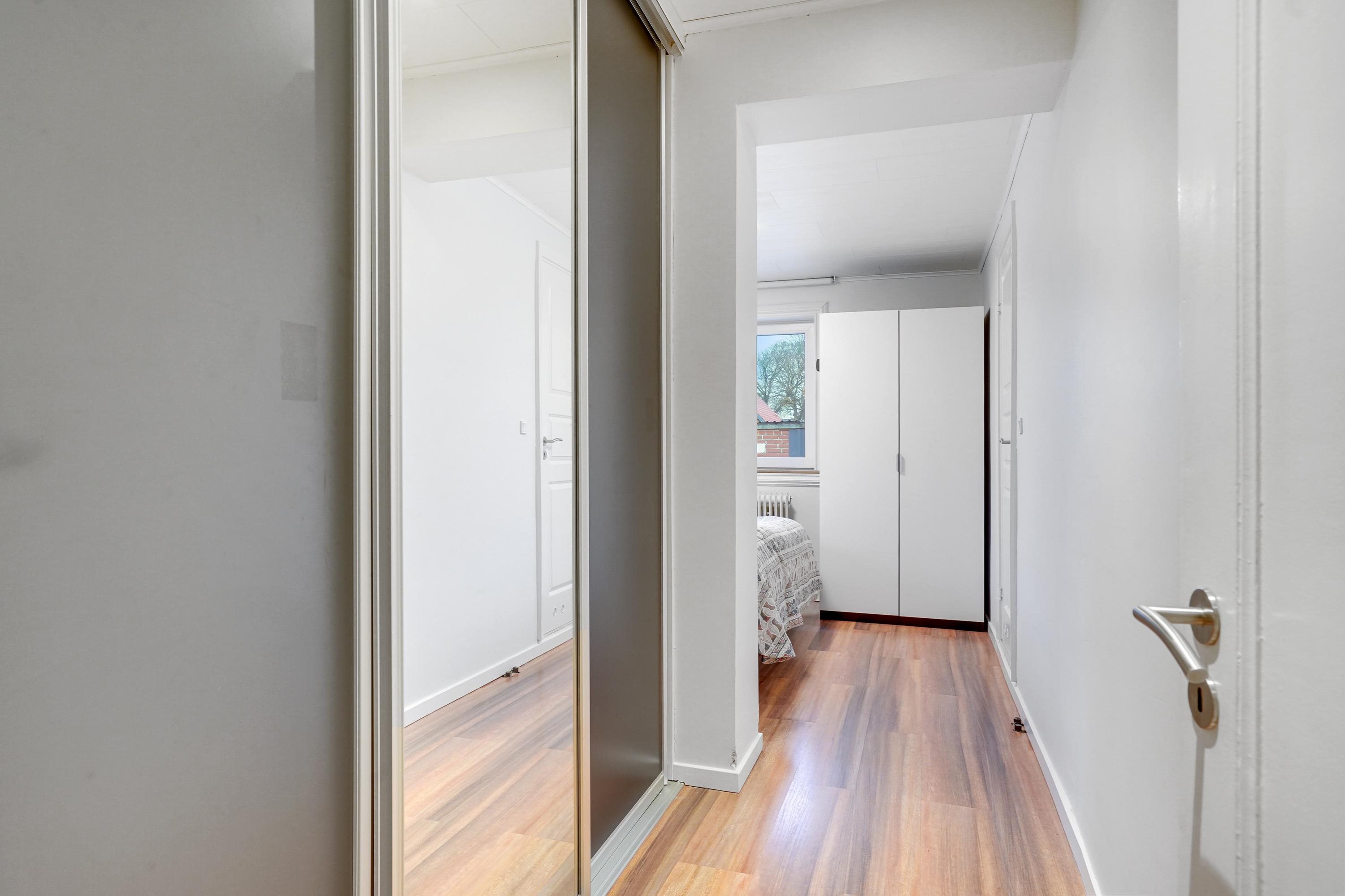 Fremhævet gang billede i fuldskærmstilstand. Billede af Rosenvængets Alle 21, 9700 Brønderslev