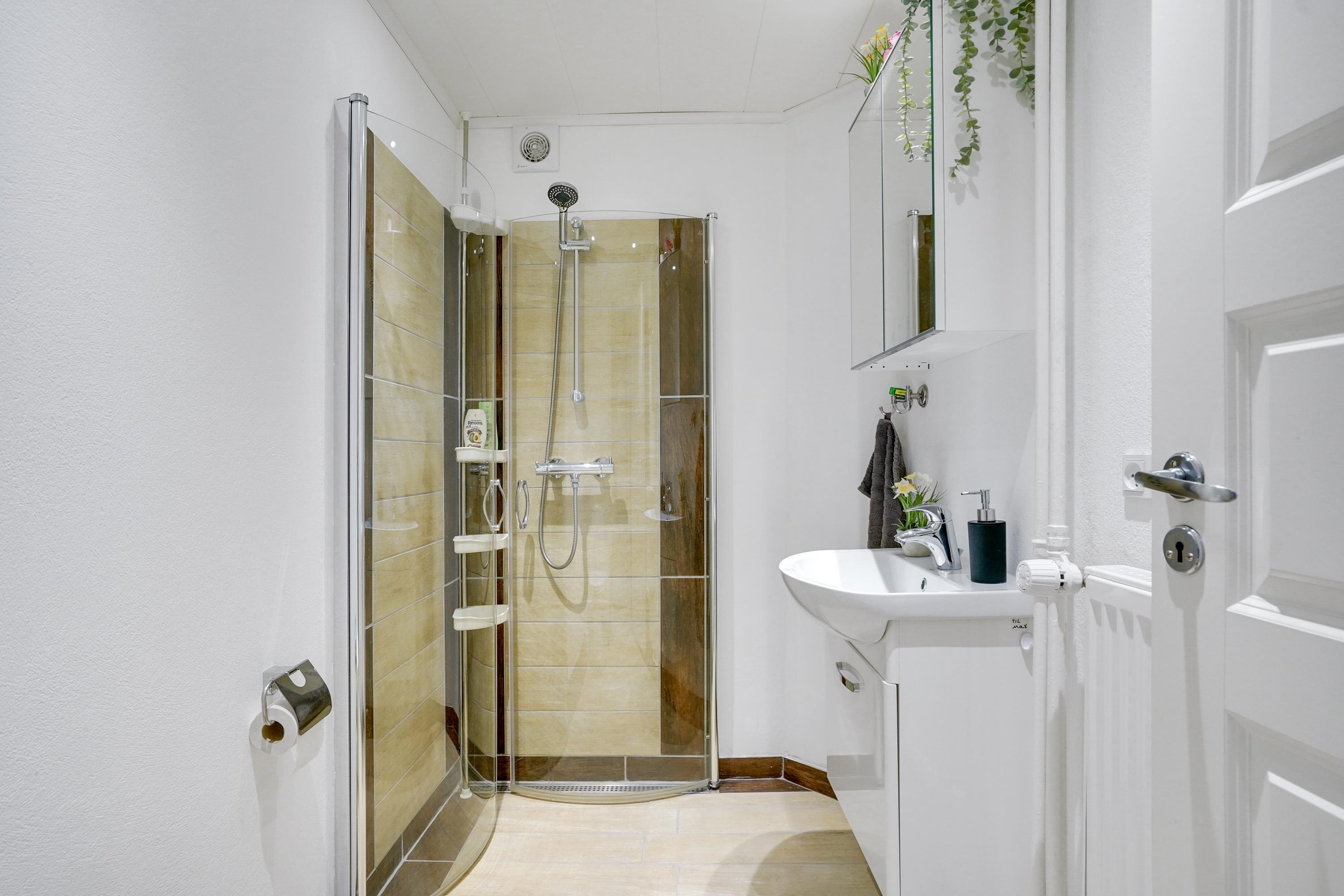 Fremhævet badeværelse billede i fuldskærmstilstand. Billede af Rosenvængets Alle 21, 9700 Brønderslev