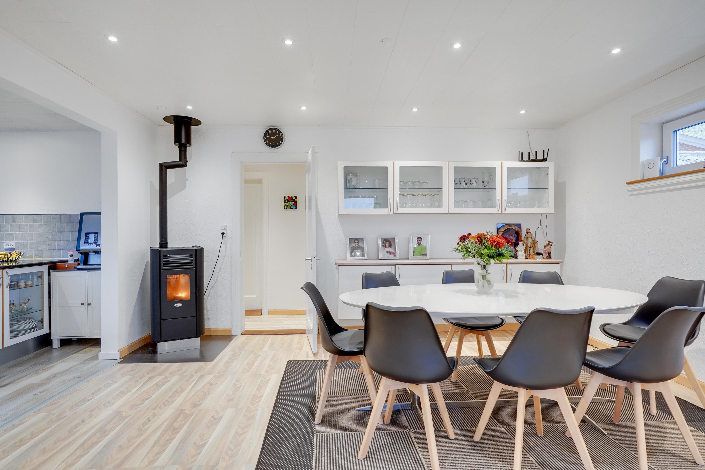 Fremhævet alrum billede i fuldskærmstilstand. Billede af Rosenvængets Alle 21, 9700 Brønderslev