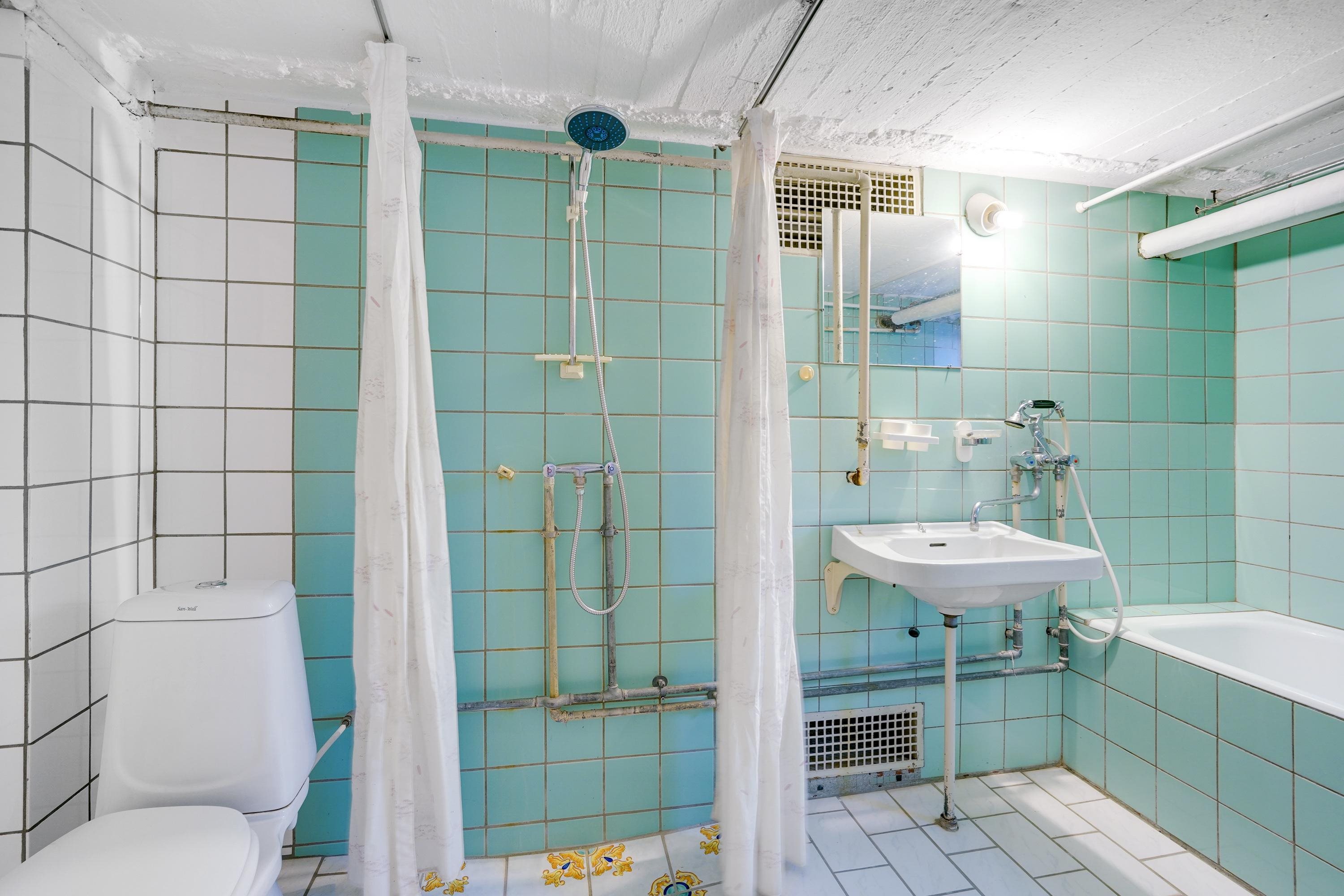 Fremhævet badeværelse billede i fuldskærmstilstand. Billede af Rosenvængets Alle 21, 9700 Brønderslev