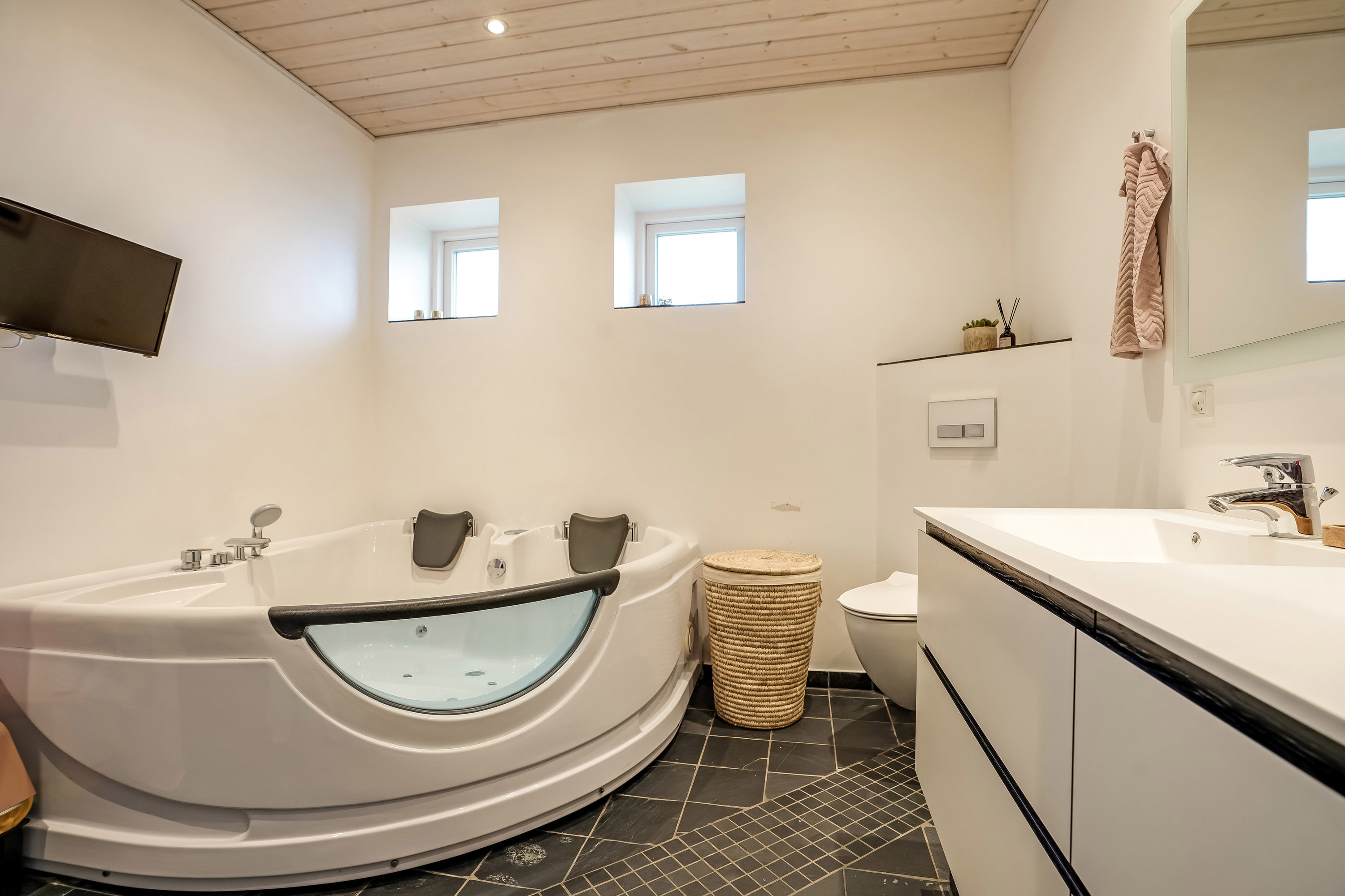 Fremhævet badeværelse billede i fuldskærmstilstand. Billede af Tribinivej 17, 6623 Vorbasse