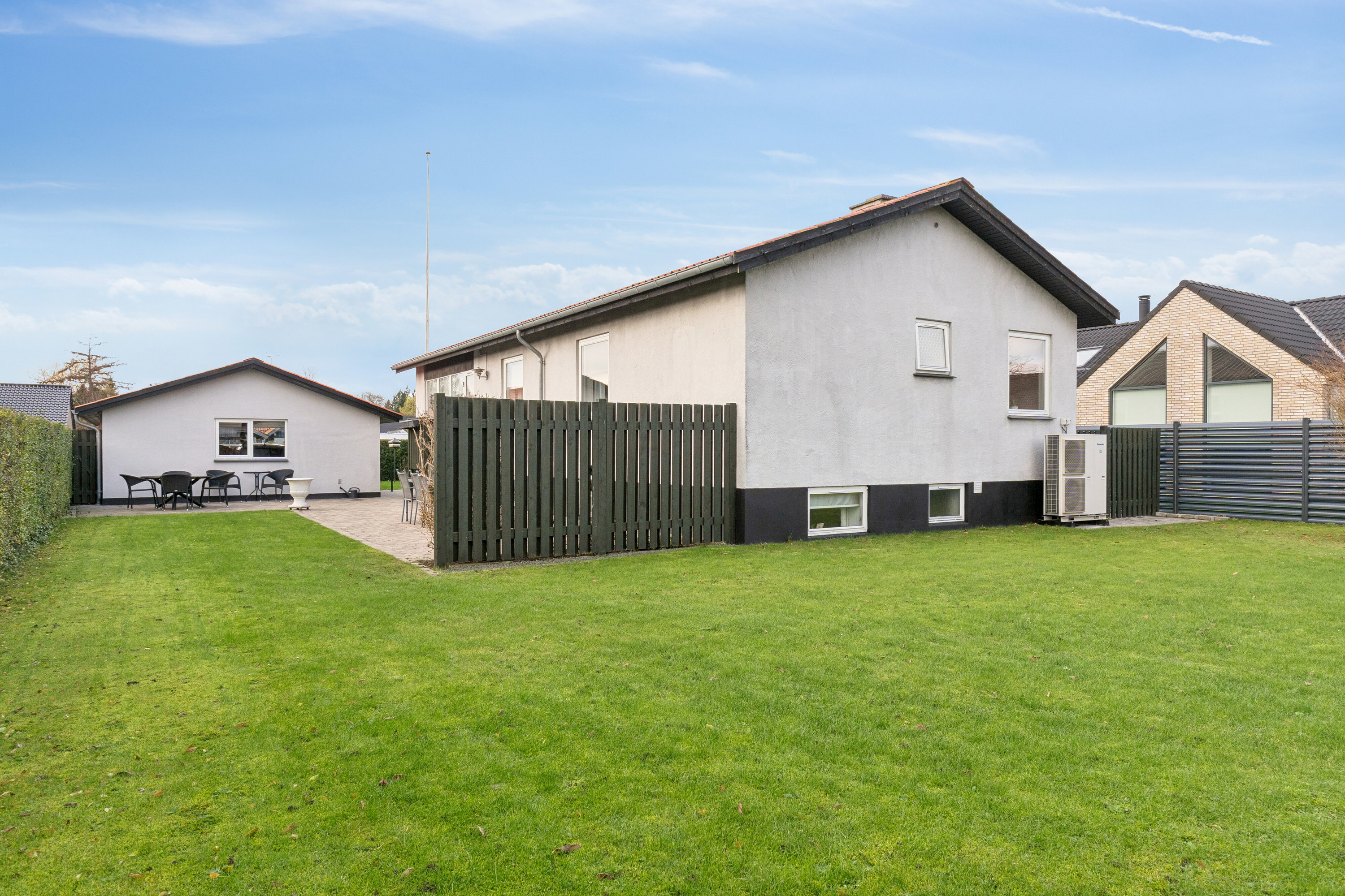 Fremhævet set fra haven billede i fuldskærmstilstand. Billede af Nordlundsvej 7, 2650 Hvidovre