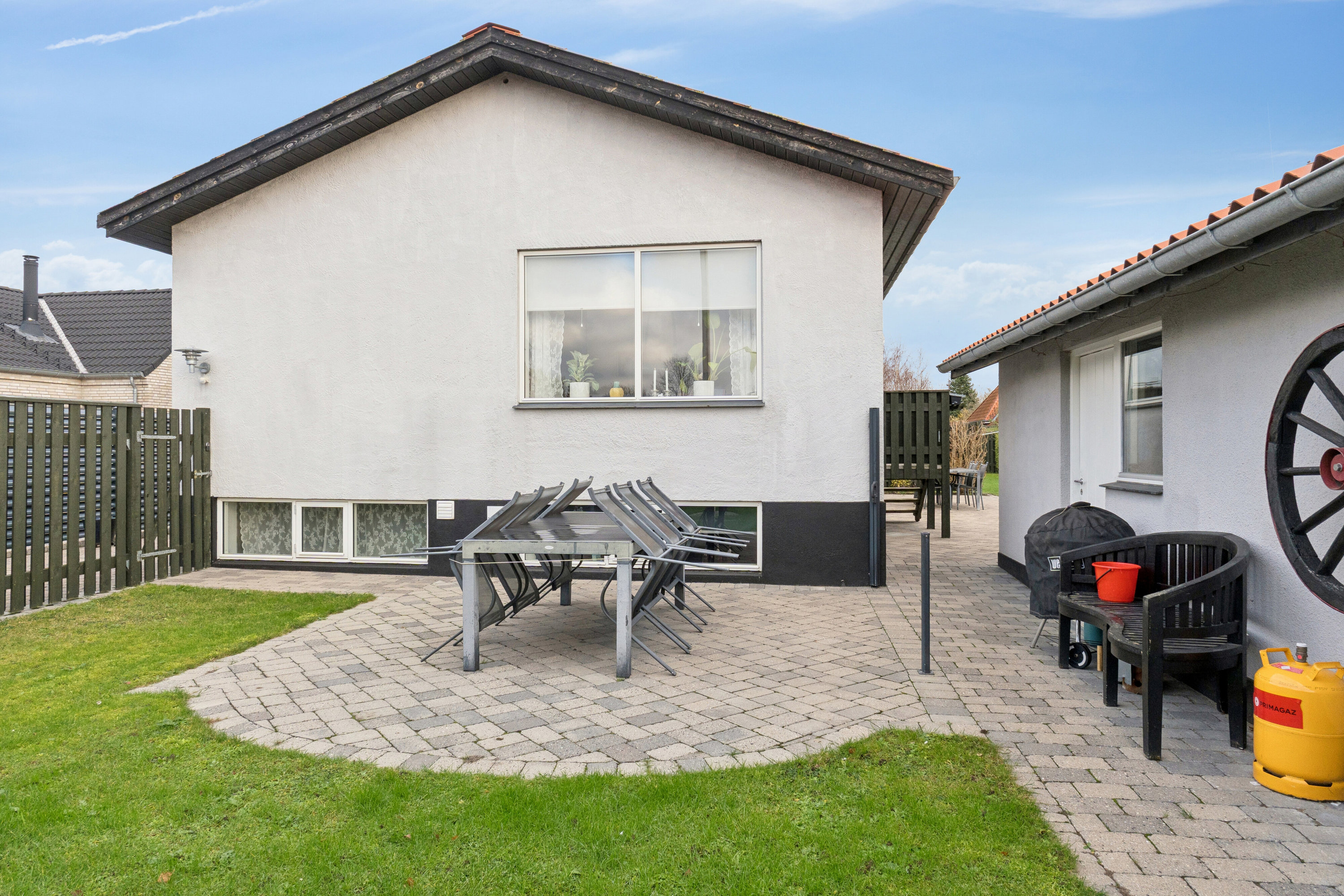 Fremhævet set fra haven billede i fuldskærmstilstand. Billede af Nordlundsvej 7, 2650 Hvidovre