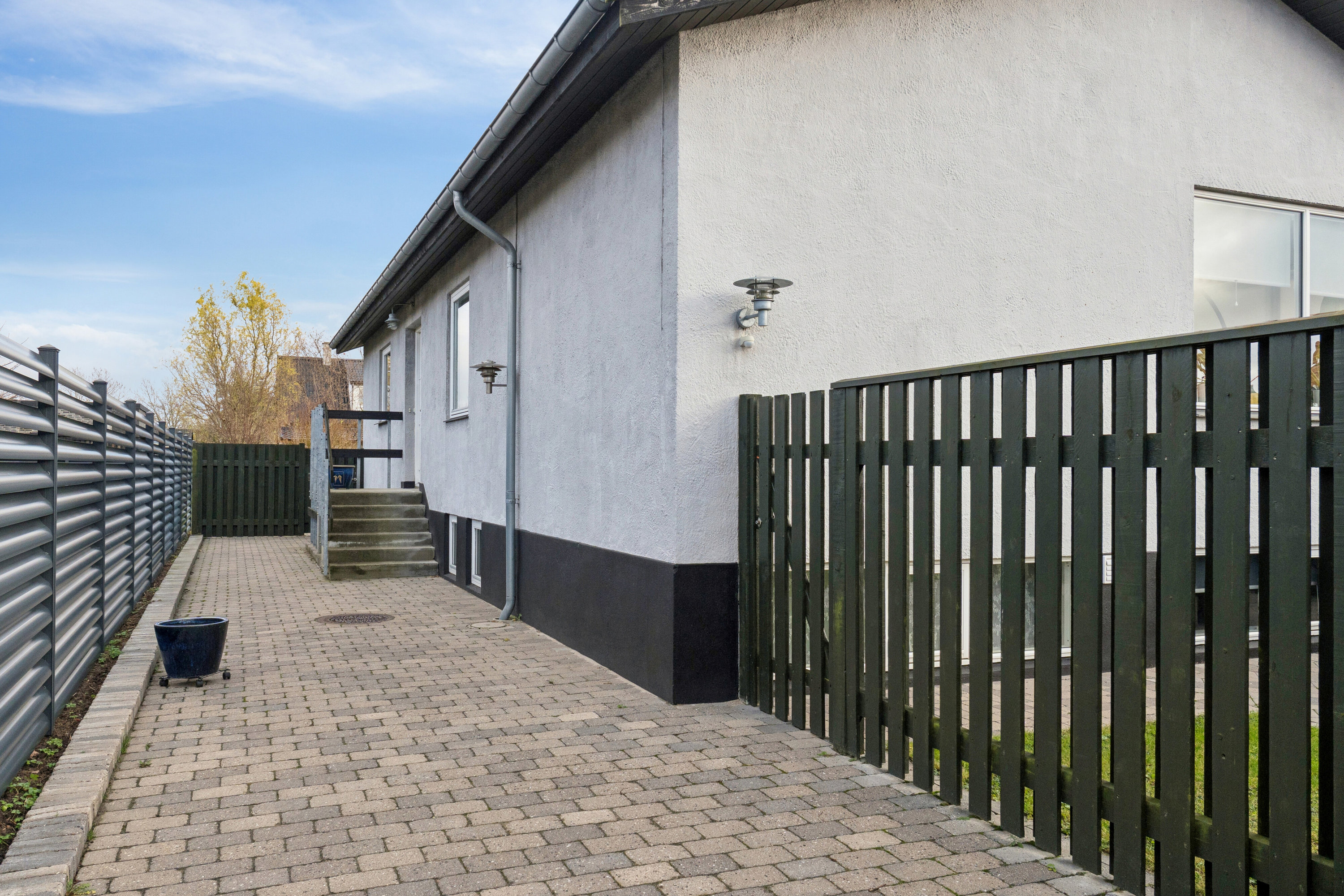 Fremhævet set fra vejen billede i fuldskærmstilstand. Billede af Nordlundsvej 7, 2650 Hvidovre