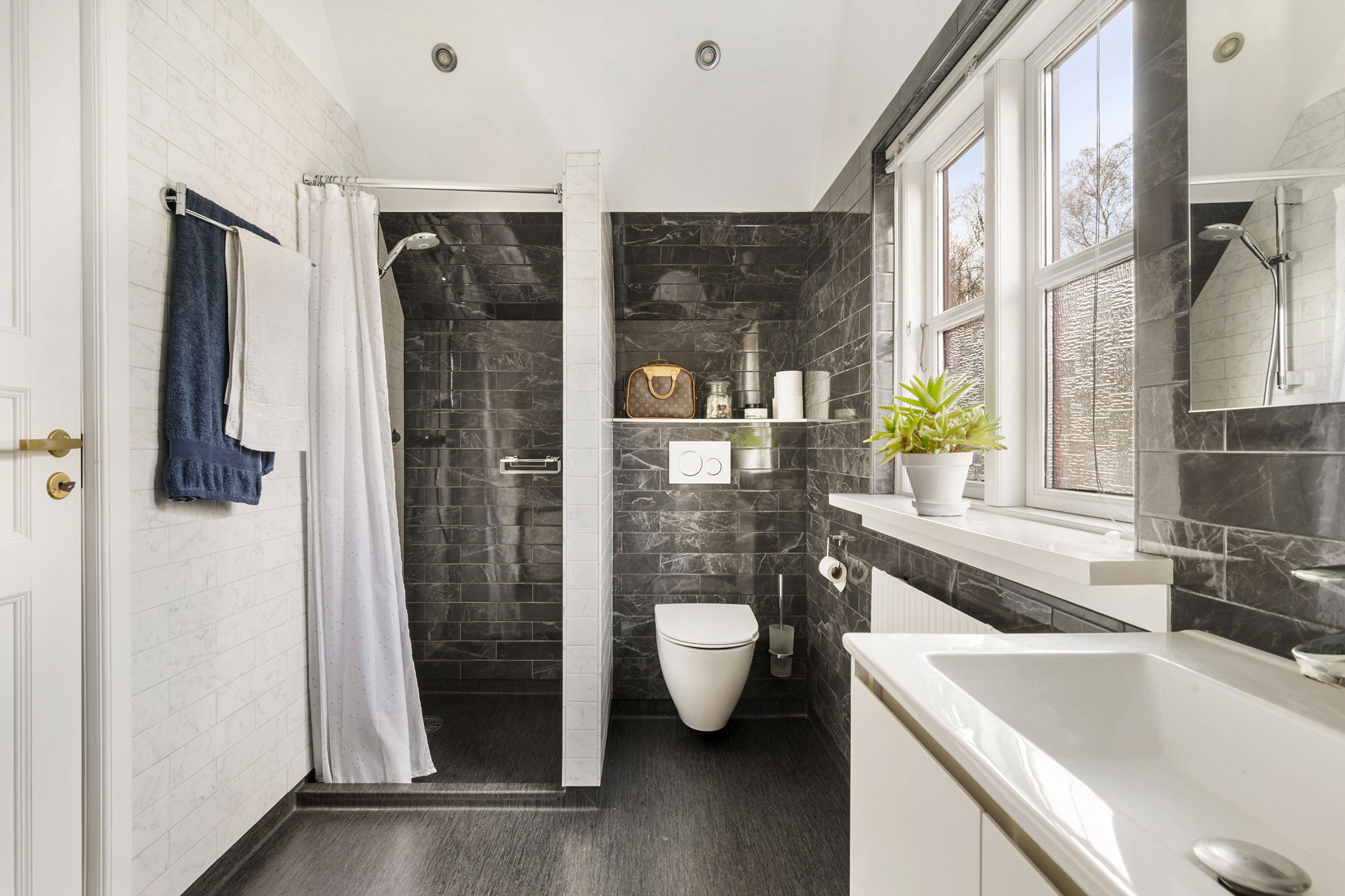 Fremhævet badeværelse billede i fuldskærmstilstand. Billede af Engvej 9D, 2625 Vallensbæk