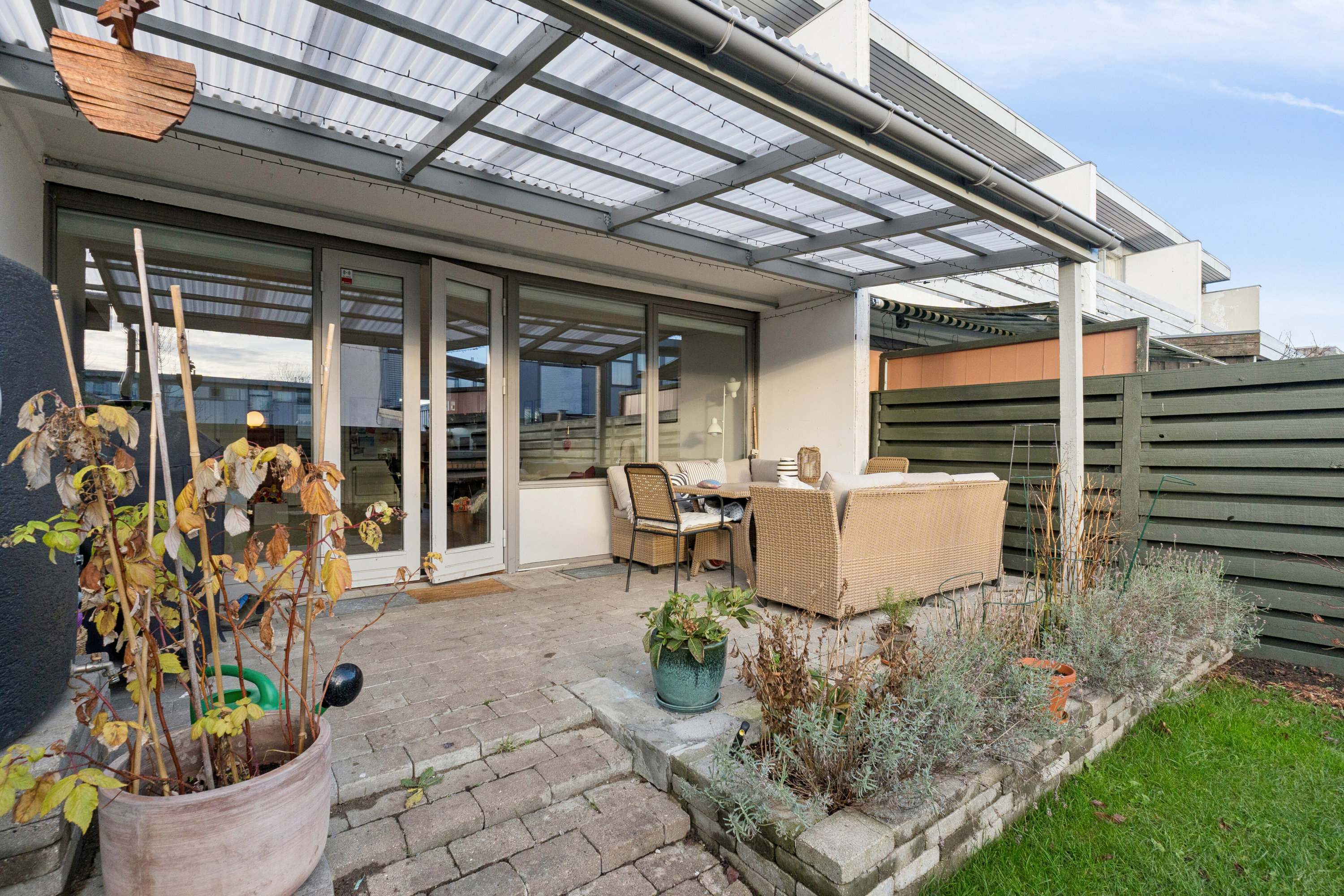 Fremhævet overdækket terrasse billede i fuldskærmstilstand. Billede af Jægerhusene 46, 2620 Albertslund