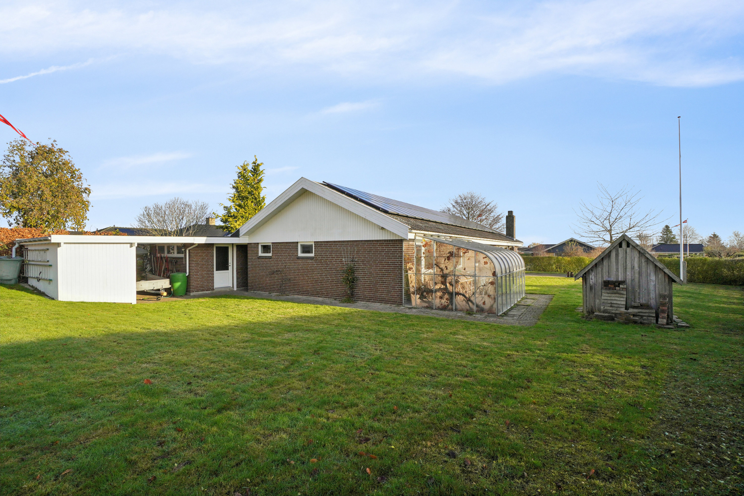 Fremhævet set fra haven billede i fuldskærmstilstand. Billede af Hyllingeparken 61, 4070 Kirke Hyllinge