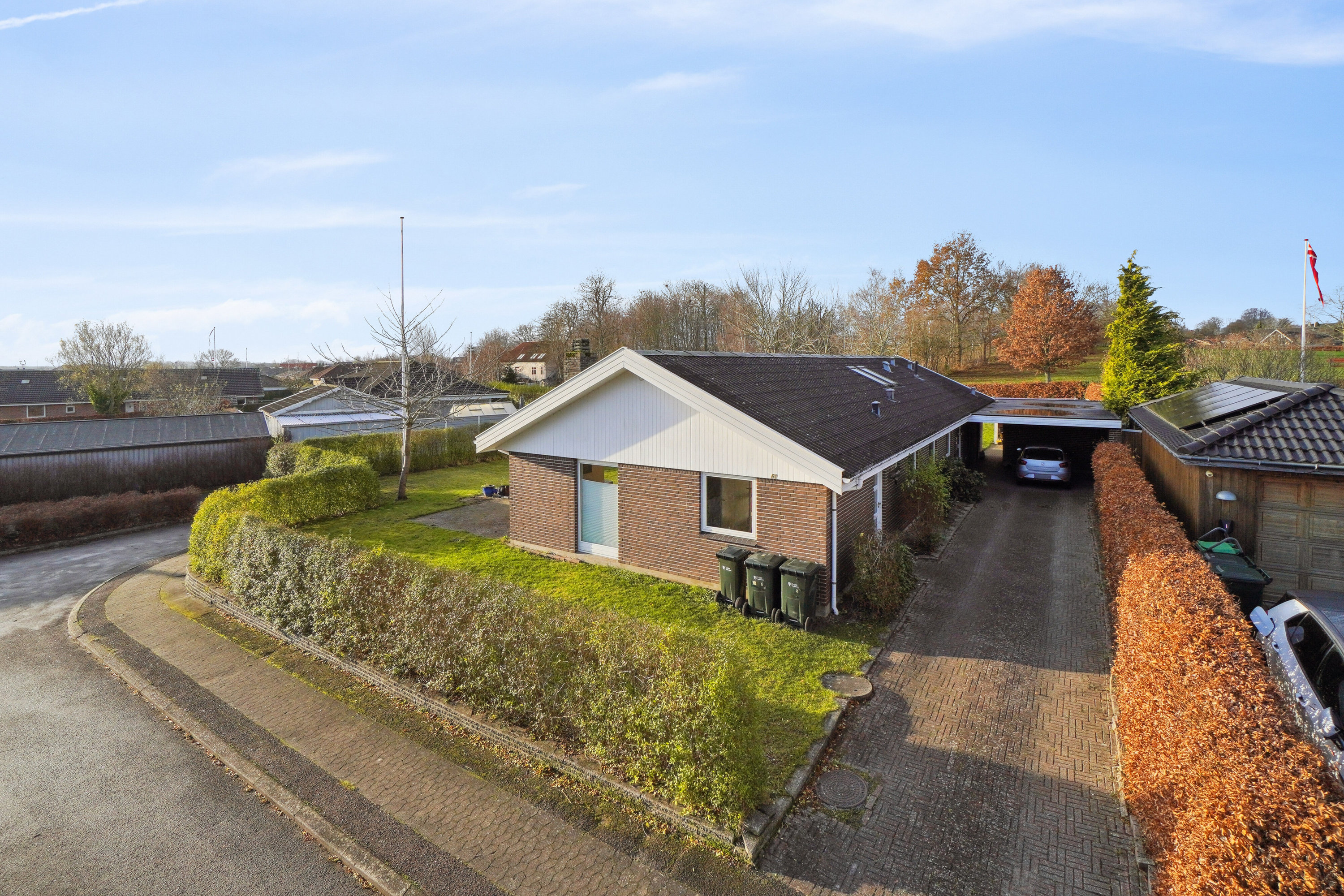 Fremhævet set fra vejen billede i fuldskærmstilstand. Billede af Hyllingeparken 61, 4070 Kirke Hyllinge