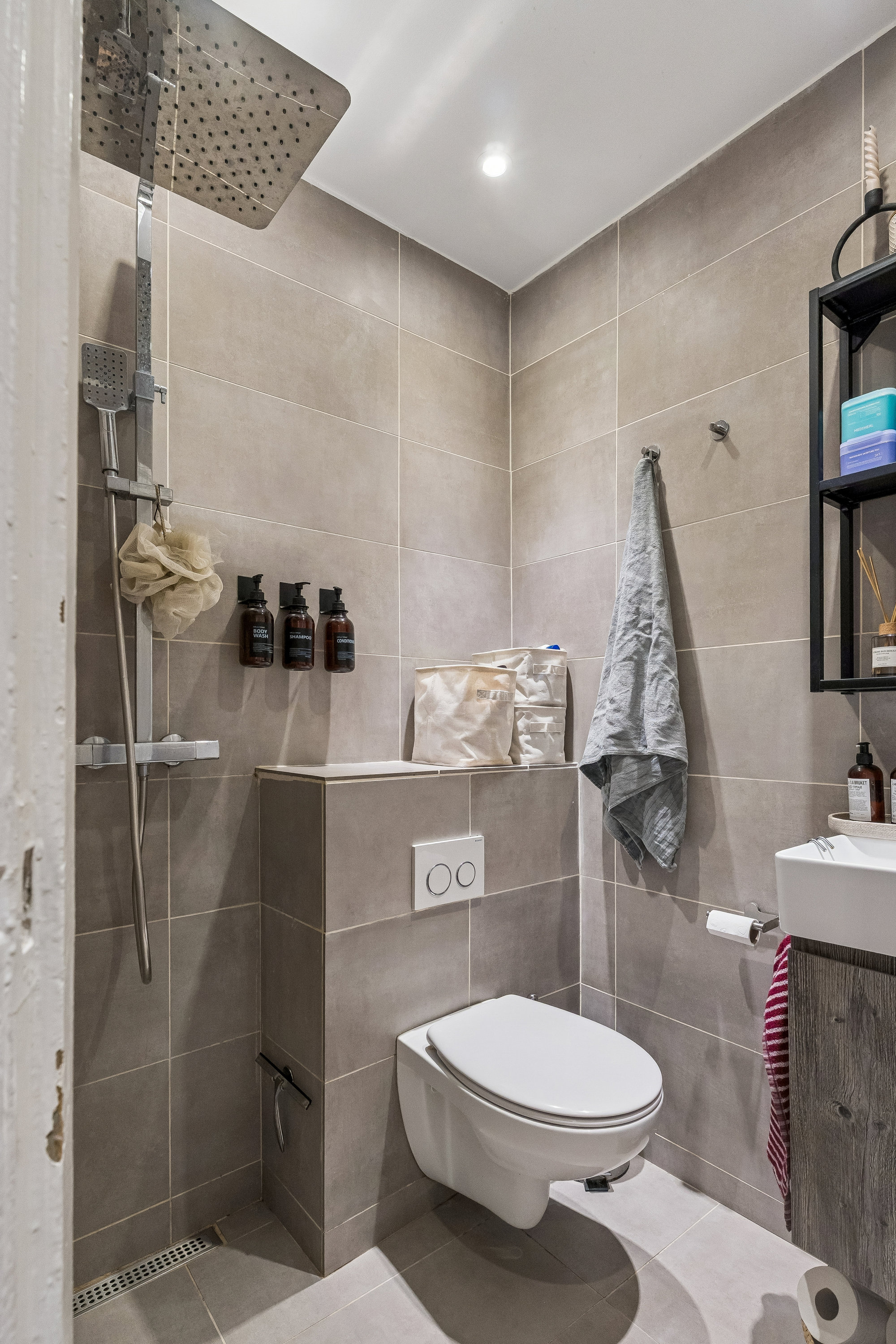 Fremhævet badeværelse billede i fuldskærmstilstand. Billede af Kong Oscars Gade 6, 2. tv., 2100 København Ø