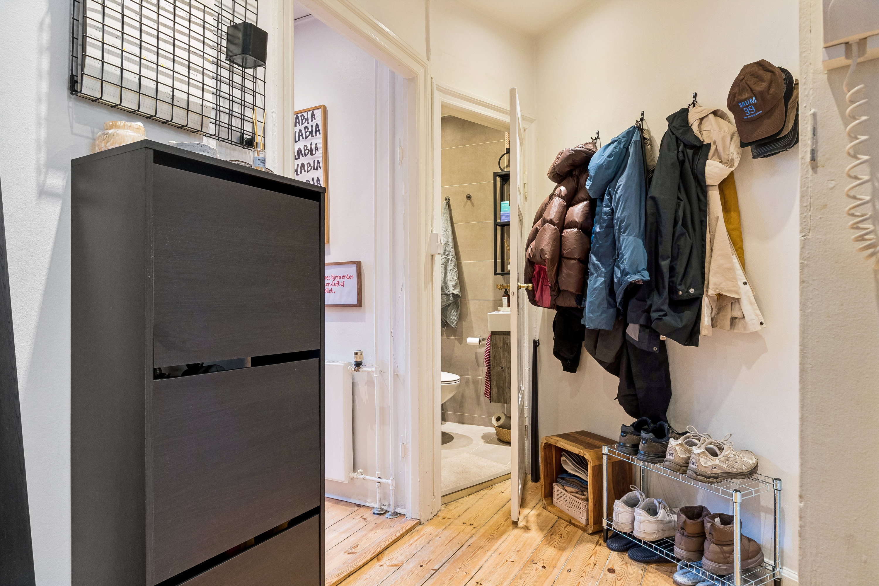 Fremhævet gang billede i fuldskærmstilstand. Billede af Kong Oscars Gade 6, 2. tv., 2100 København Ø