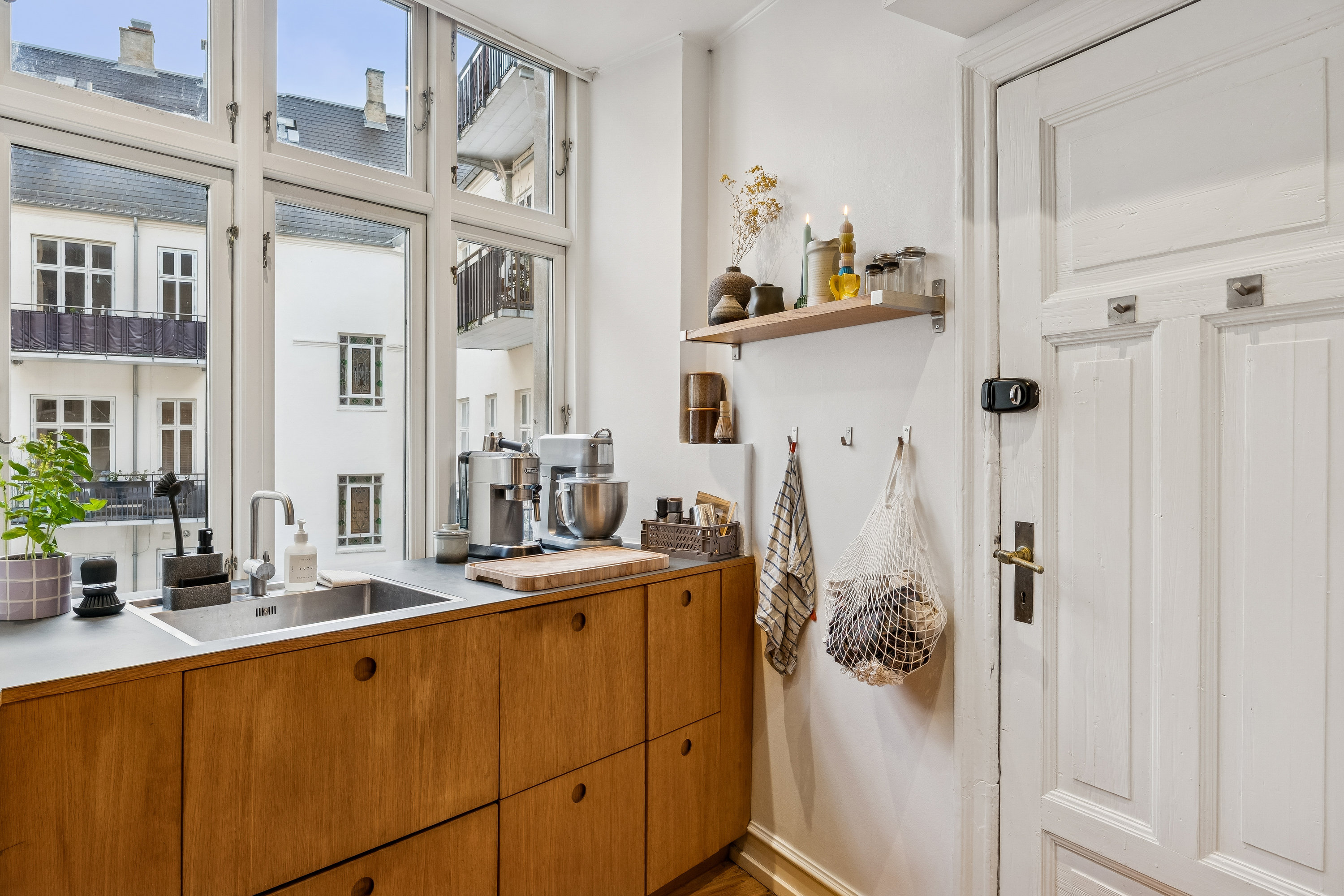 Fremhævet køkken billede i fuldskærmstilstand. Billede af Kong Oscars Gade 6, 2. tv., 2100 København Ø