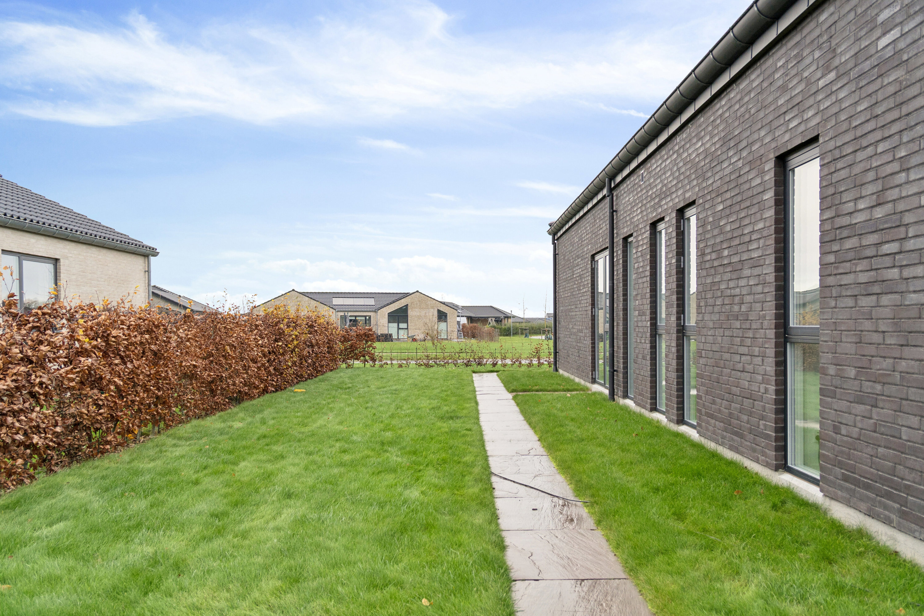 Fremhævet set fra haven billede i fuldskærmstilstand. Billede af Hjortetakken 1, Bellinge, 5250 Odense SV