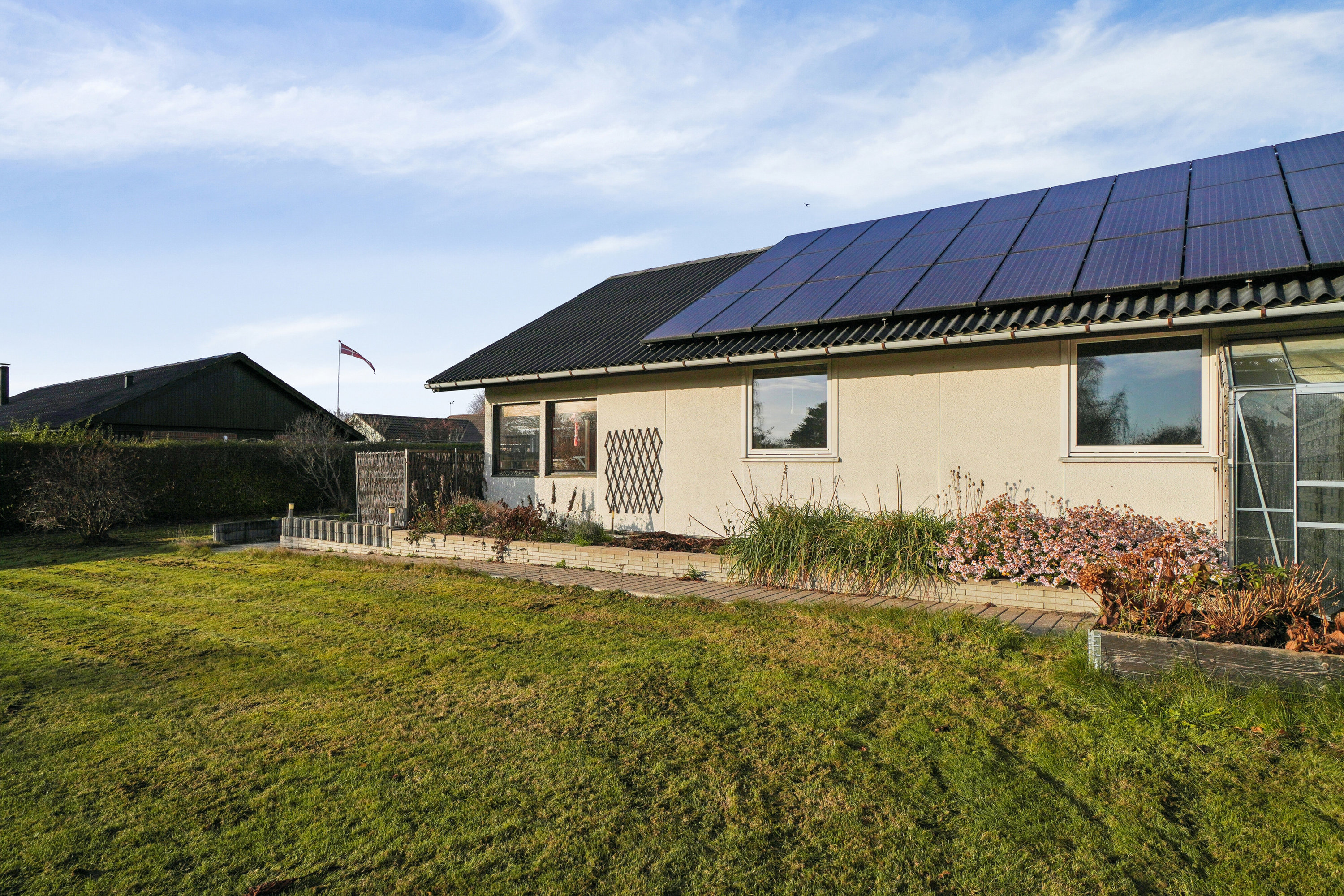 Fremhævet set fra haven billede i fuldskærmstilstand. Billede af Bjørnebakken 38, 3390 Hundested