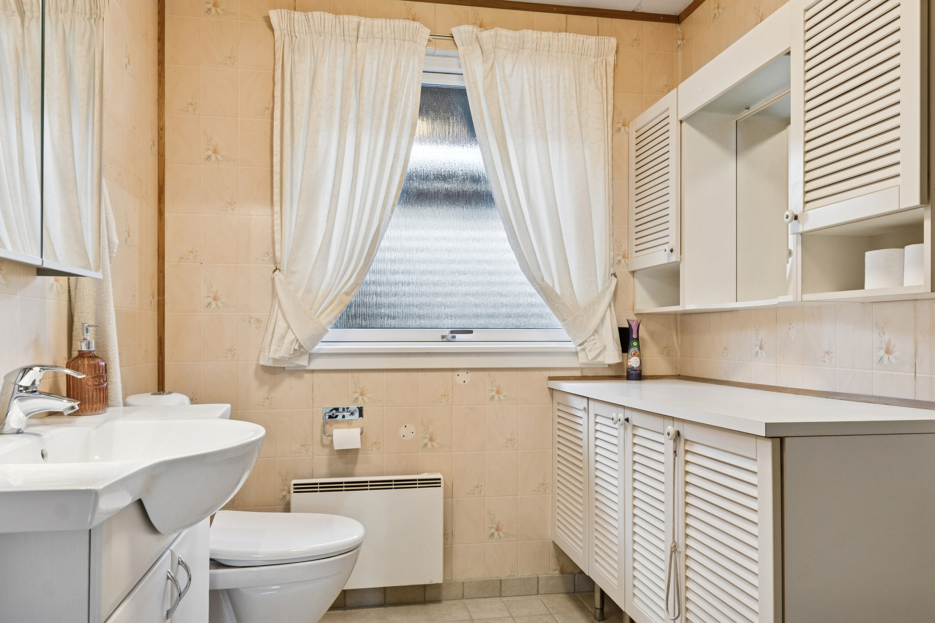 Fremhævet badeværelse billede i fuldskærmstilstand. Billede af Bjørnebakken 38, 3390 Hundested