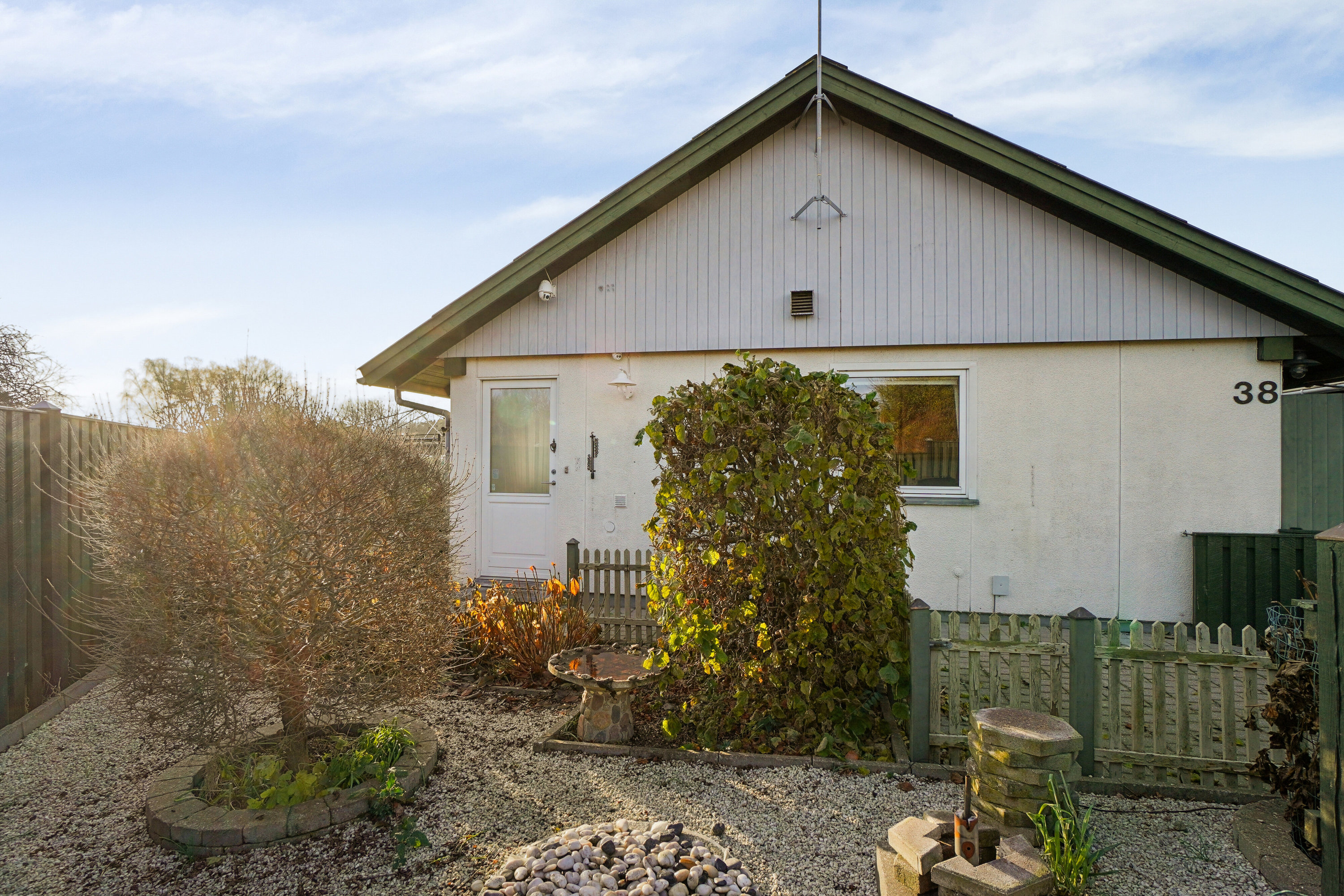 Fremhævet set fra vejen billede i fuldskærmstilstand. Billede af Bjørnebakken 38, 3390 Hundested