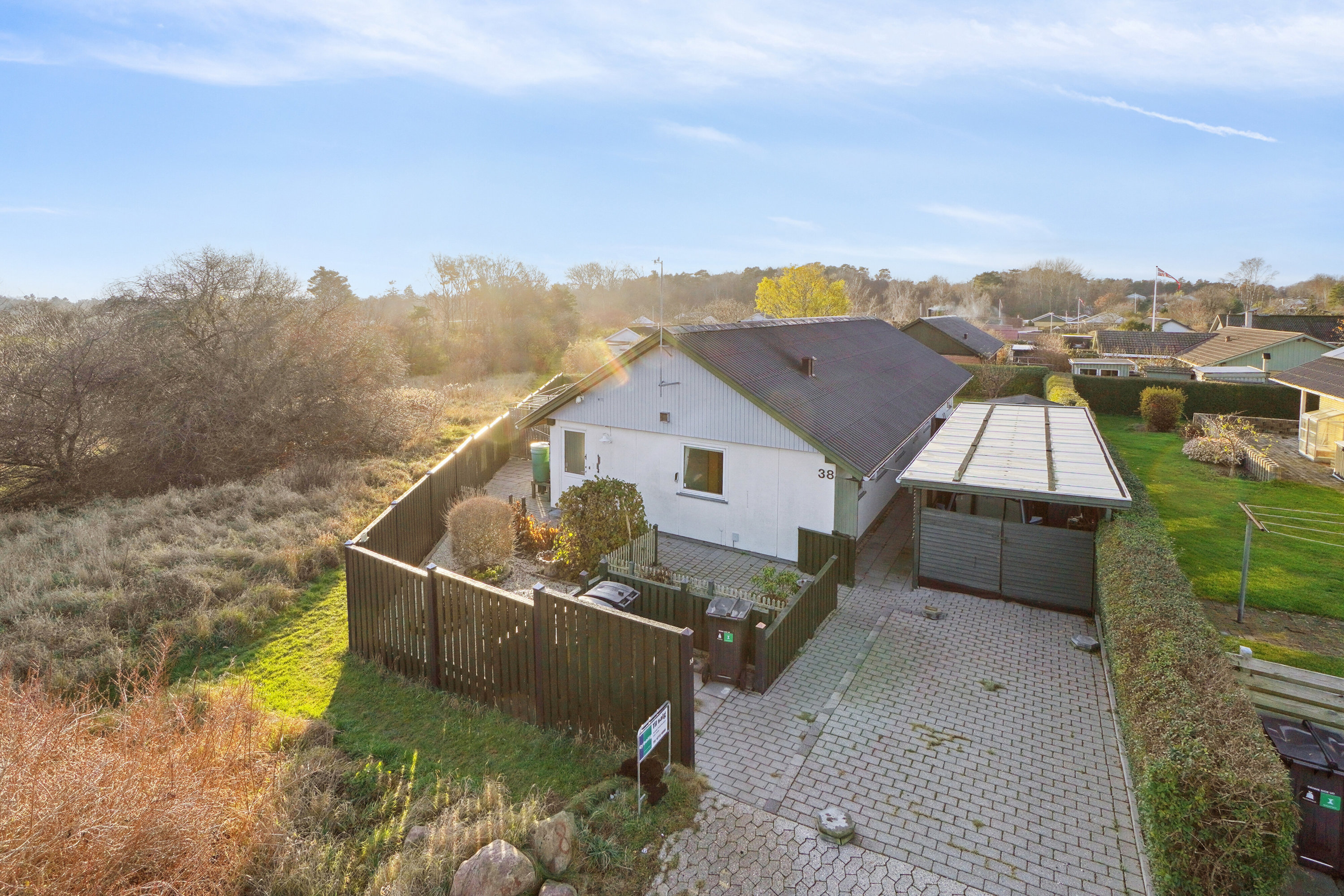 Miniaturebillede 2: set fra vejen. Billede af Bjørnebakken 38, 3390 Hundested