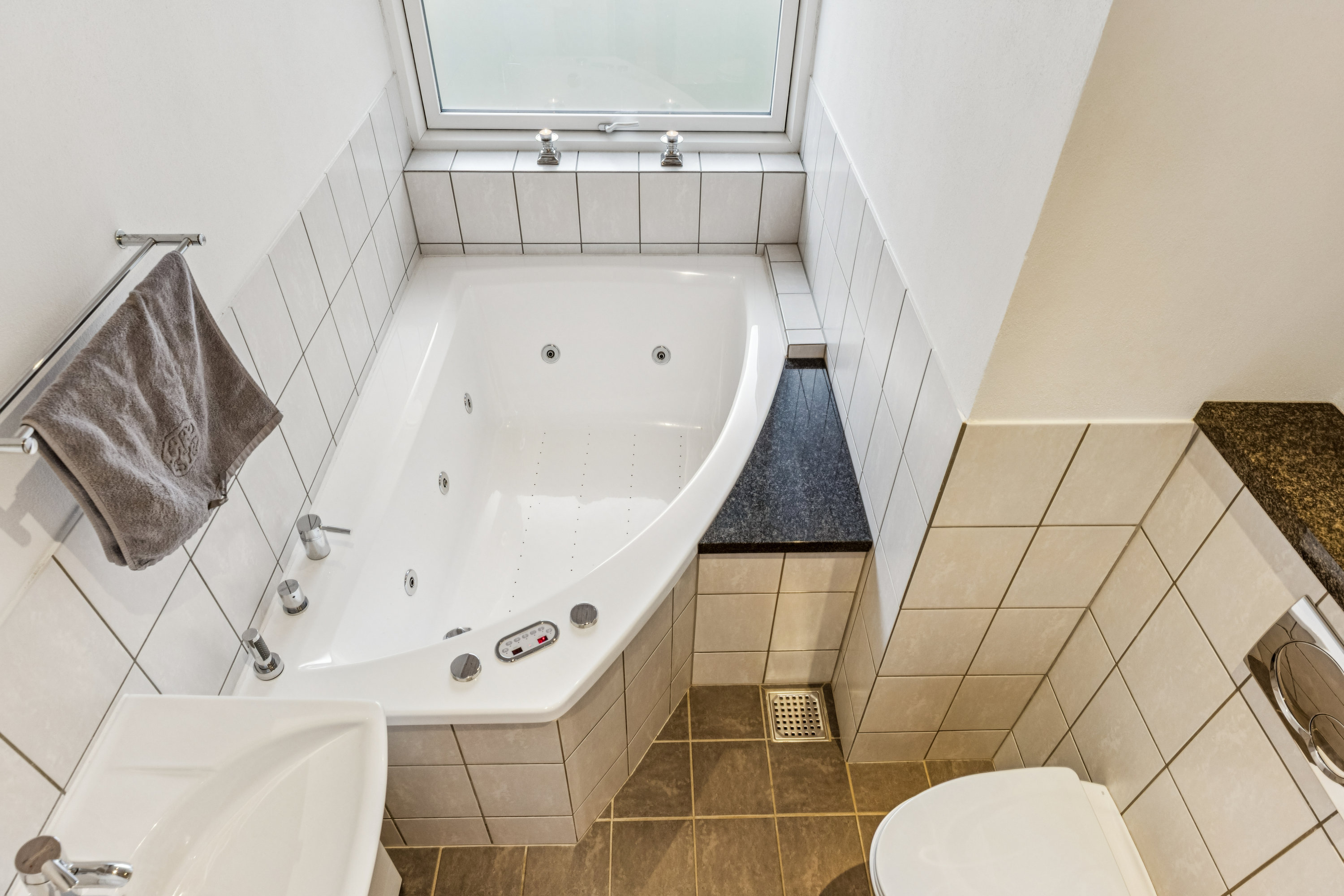 Fremhævet badeværelse billede i fuldskærmstilstand. Billede af Gyvelvej 8, 6740 Bramming